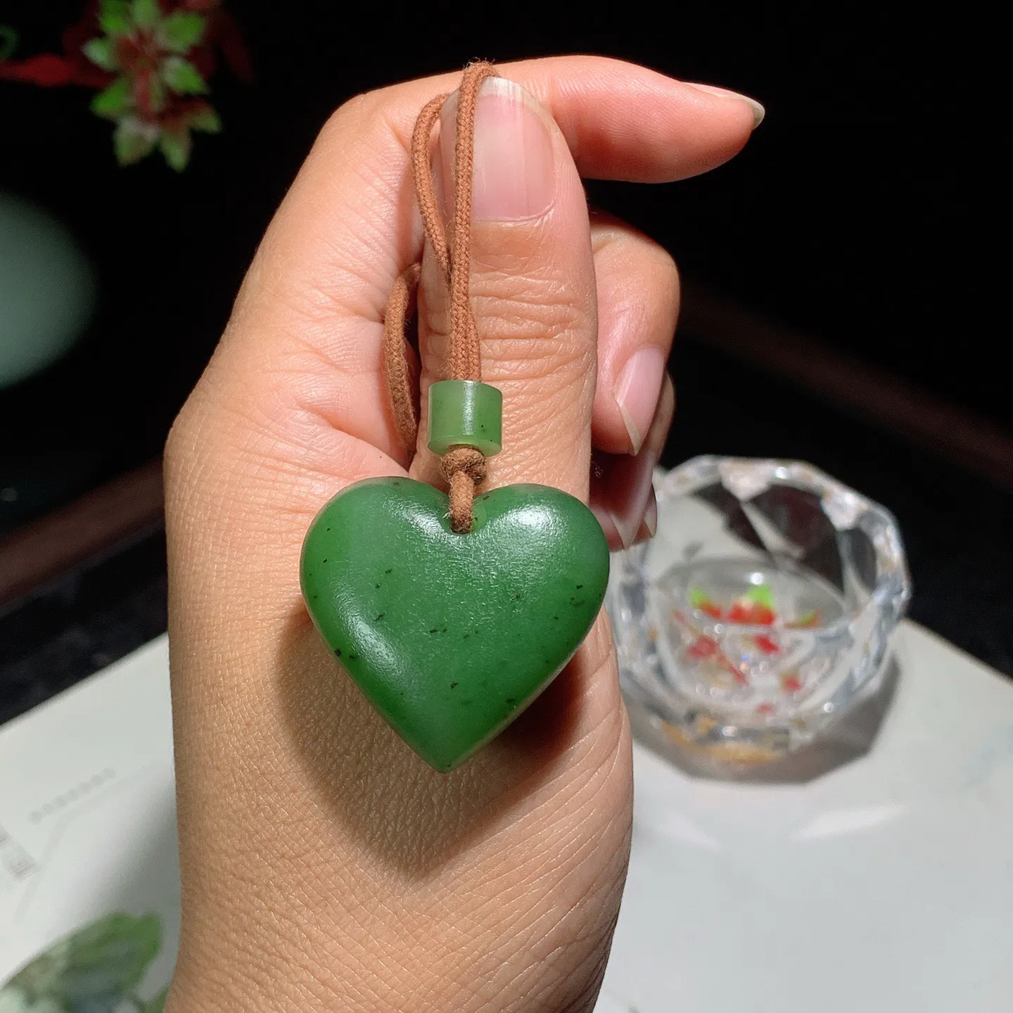 和田玉阳绿俄罗斯碧玉心心相印心型挂件。尺寸30/31/14重21.3克。玉质细腻油润。手推出油。佩戴高端典雅。lt251128