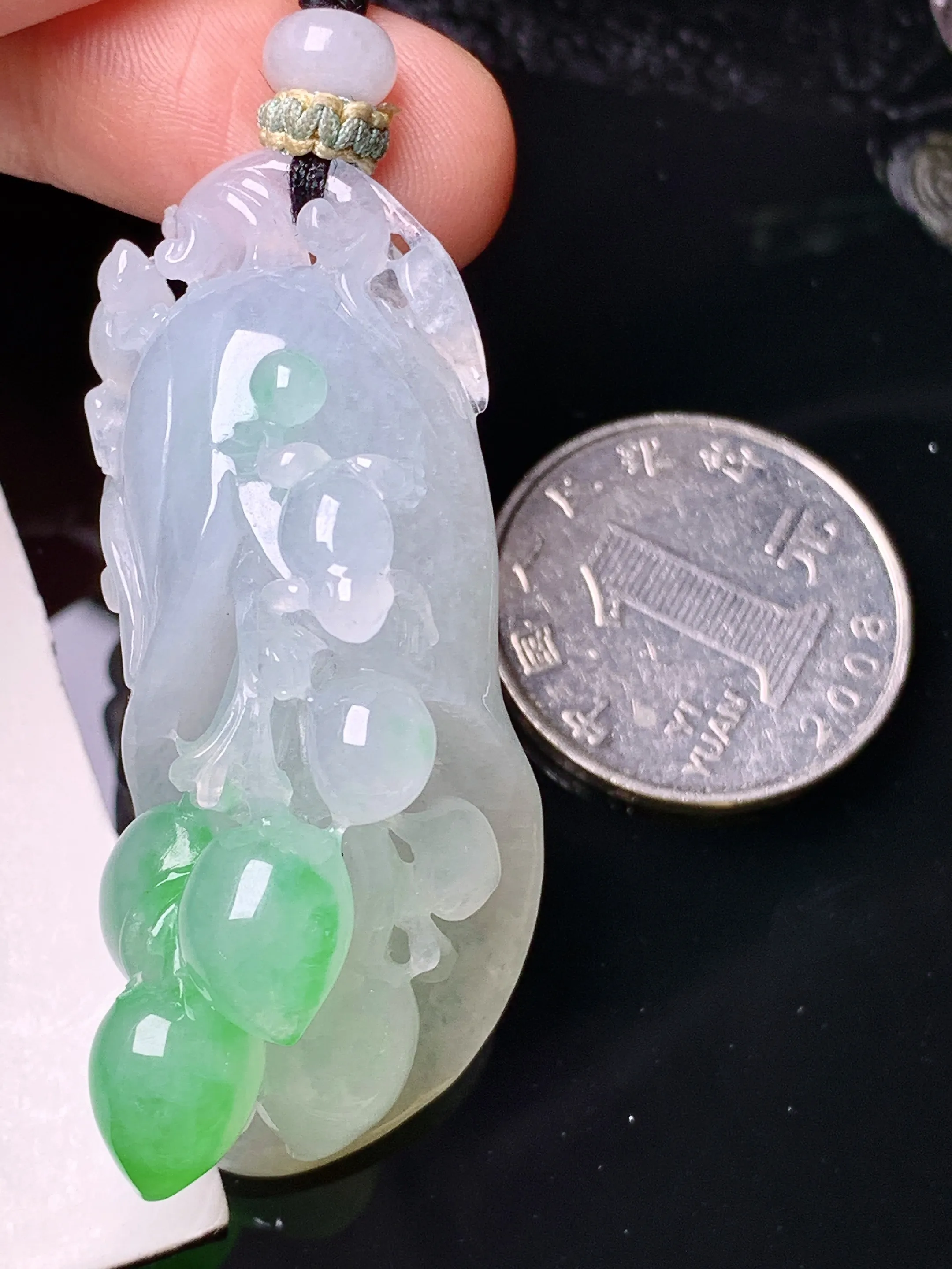 飘绿呱呱来财吊坠 玉质细腻 色泽艳丽清新 整体尺寸51.3*20.6*18.2