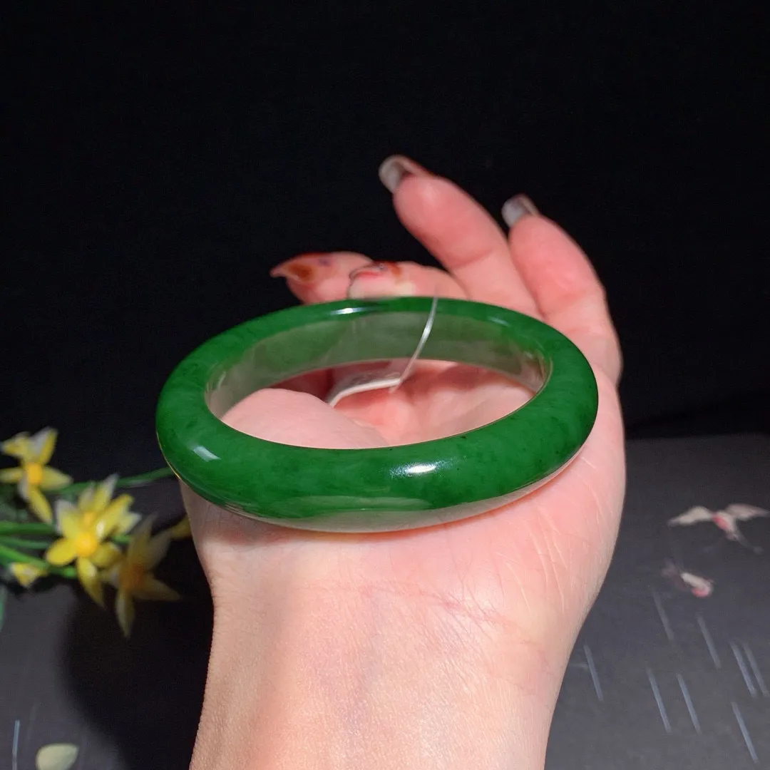 和田玉55.5圈口阳绿色碧玉手镯！玉质细腻油润 底色纯净 无裂无棉 脂粉好，品质高