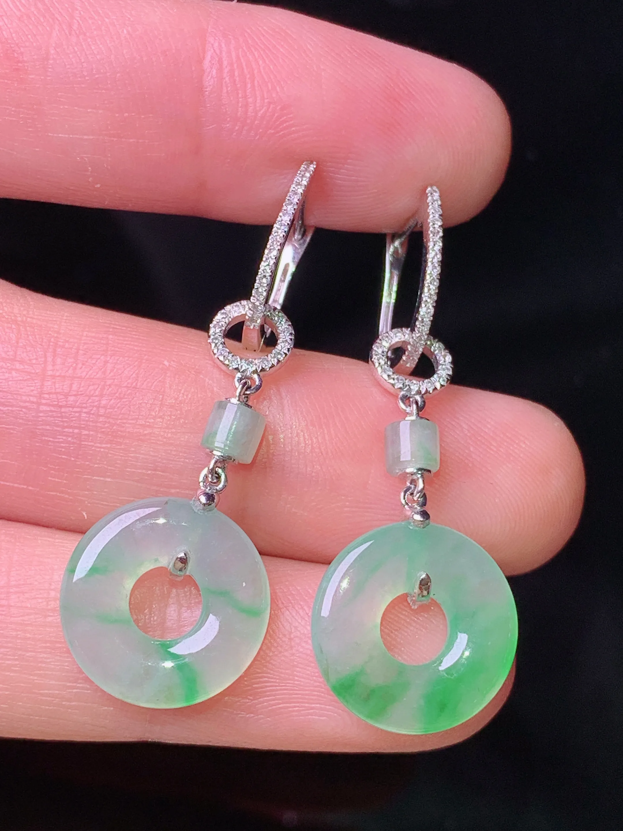 18k金钻镶嵌飘绿平安环耳坠 玉质细腻 色泽艳丽清新 整体尺寸37.3*13.2*2.8