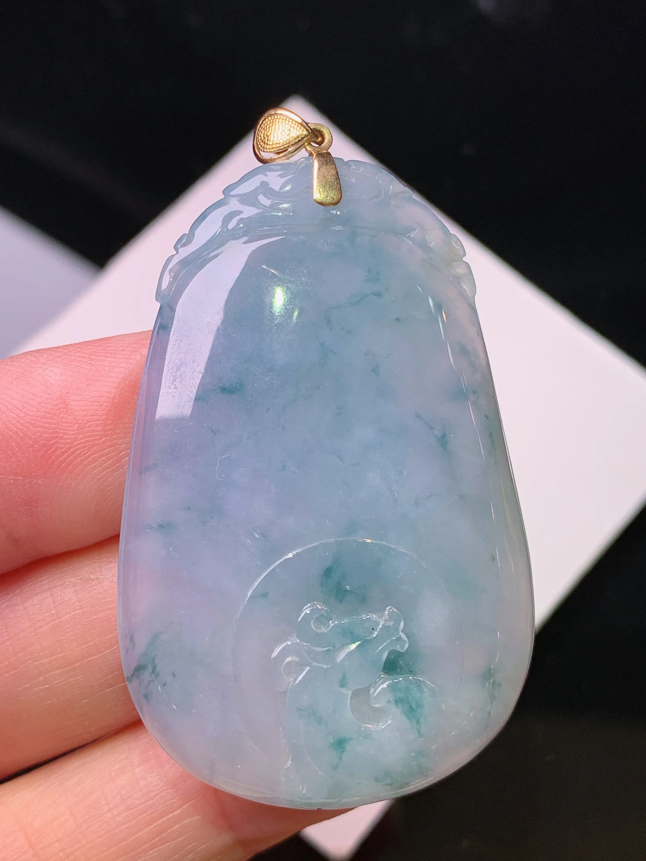 18k金镶嵌飘绿福瓜吊坠 玉质细腻 色泽艳丽清新 整体尺寸52*30*5.8