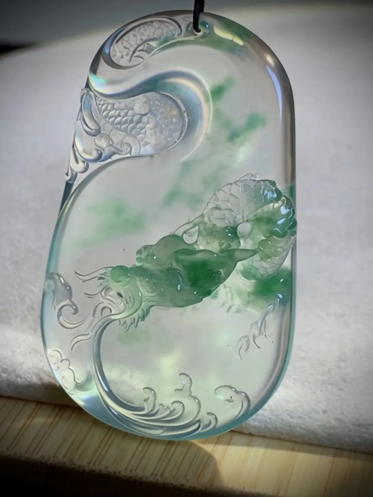 【瑞泽天下·盛世龙腾】，飘花龙牌，
加龙玉雕艺术作品，
53.2-33-6.2mm，21.43g，