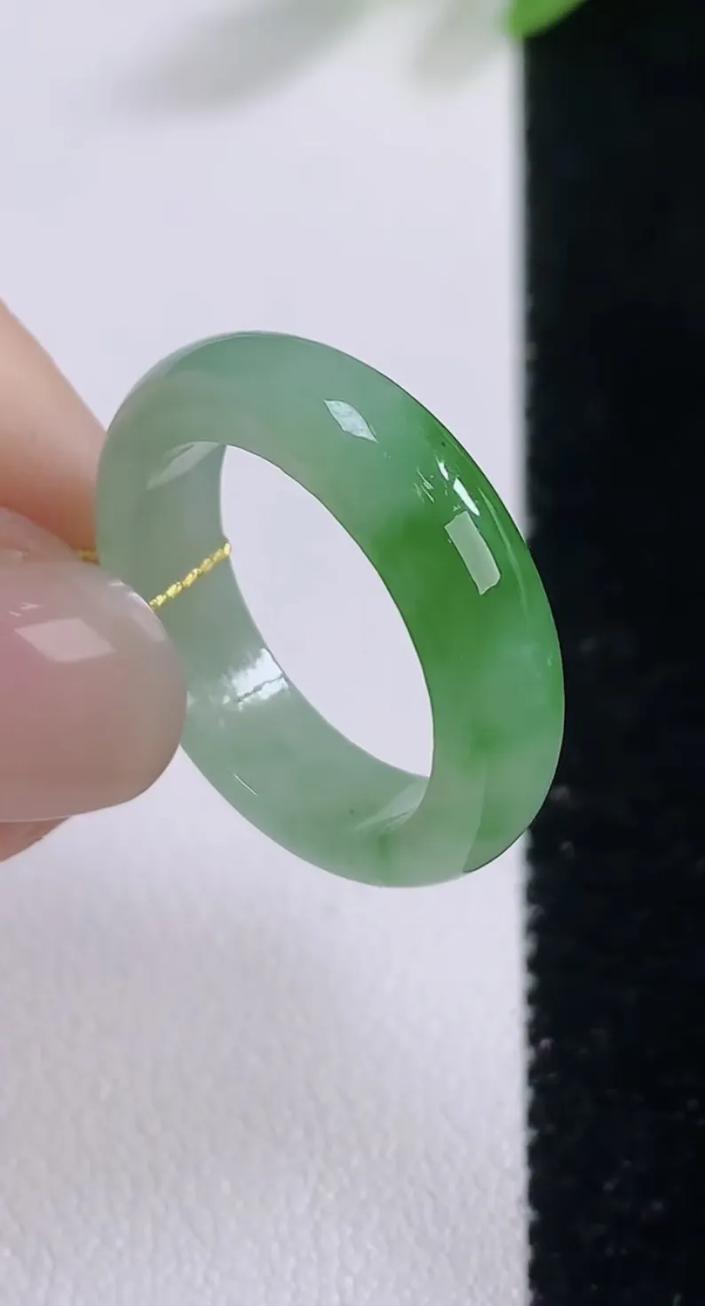 翡翠a货冰种飘绿指环 戒指，尺寸17.8-5.2-2.7，重量:3.43g
