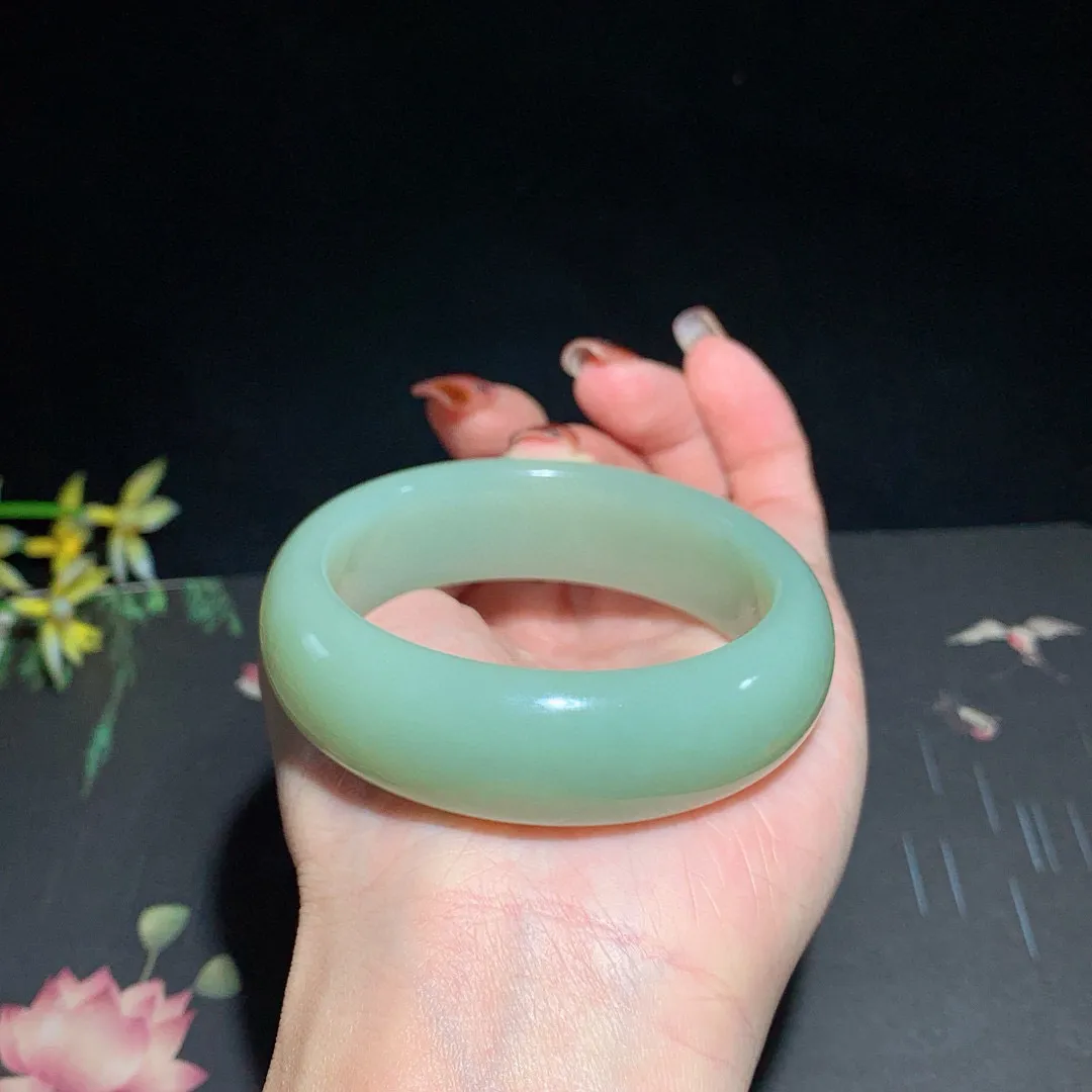 和田玉53.5圈口且末蓝宽版手镯！玉质细腻油润 底色纯净 无裂无杂 脂粉好，品质高。