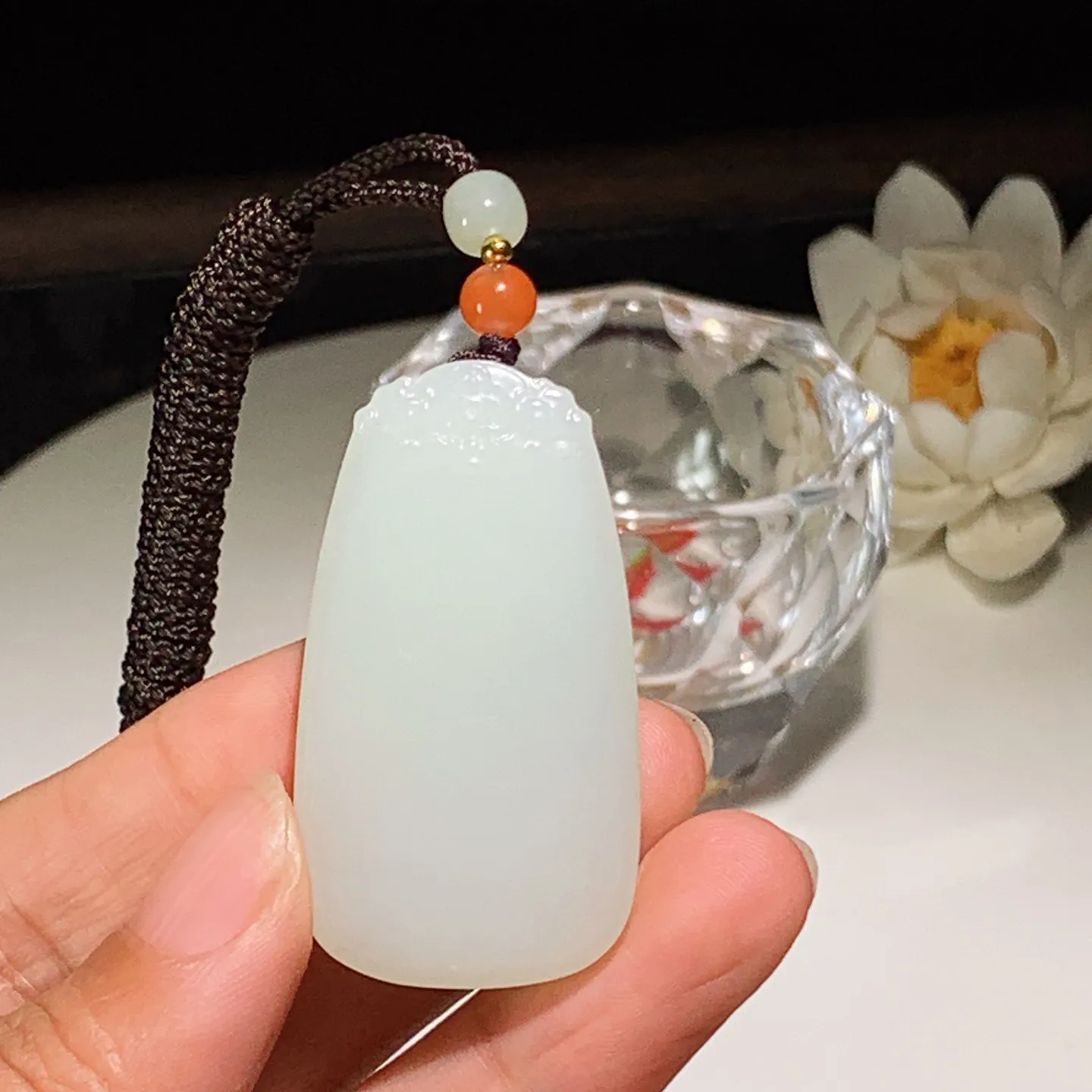 新疆和田玉平安无事牌挂件。尺寸46/26/9重24.8克。玉质细腻油润。手推出油。佩戴高端典雅。lt251128