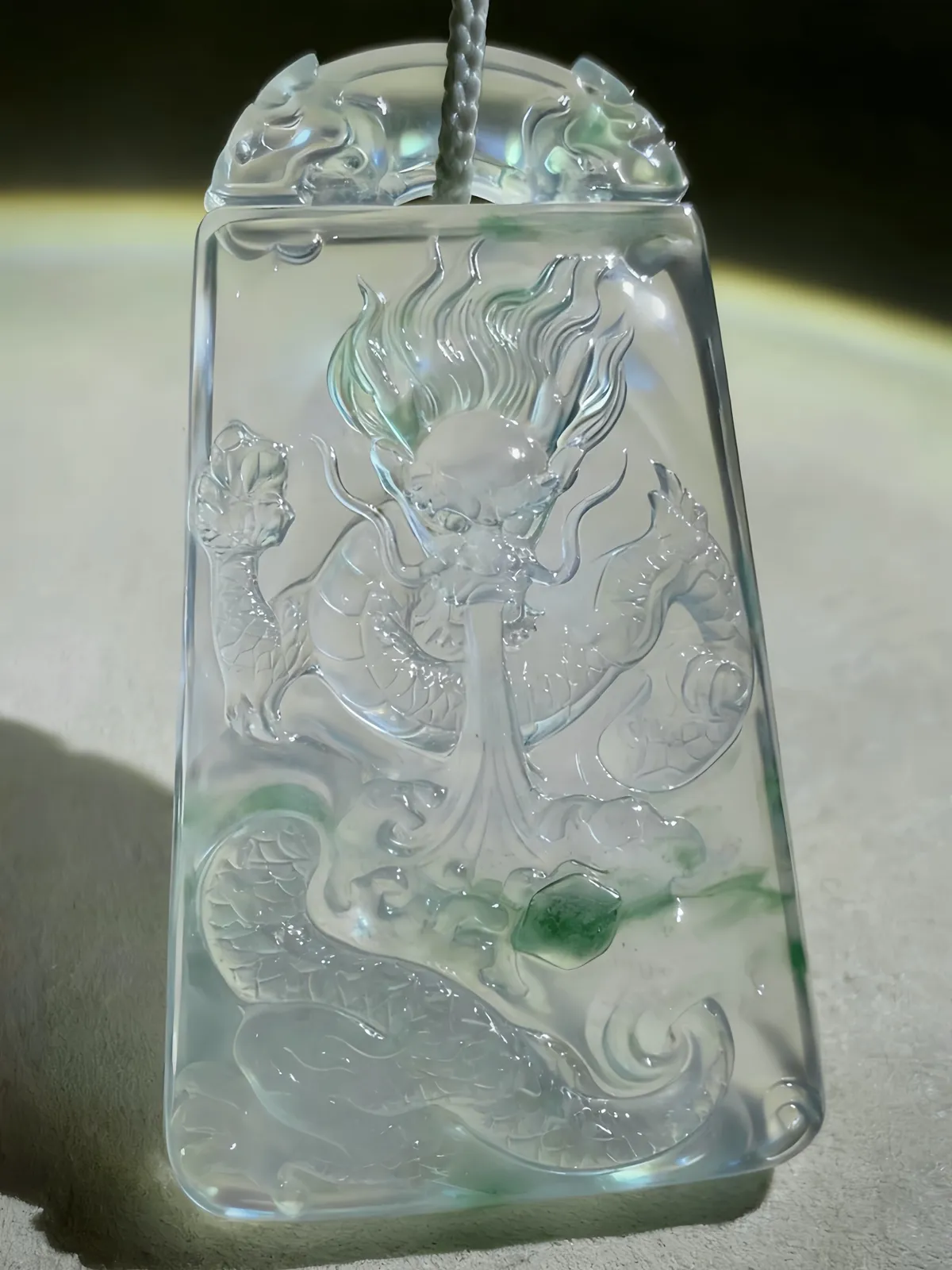 【龙腾四海】，龙牌，
经鼎玉雕艺术作品，
55.5-32.5-7mm，25.35g，