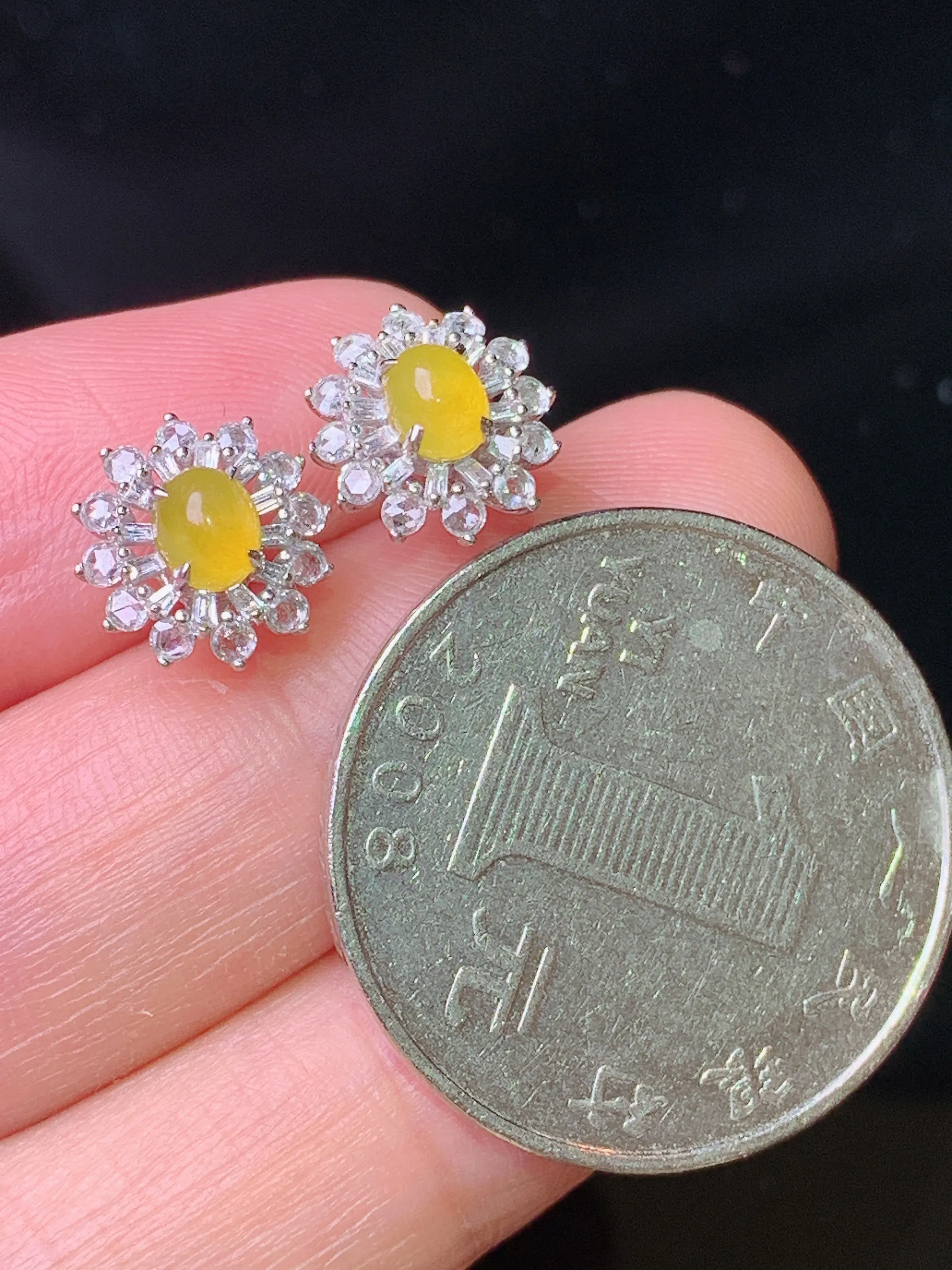 18k金钻镶嵌黄翡蛋面耳钉 玉质细腻 色泽艳丽清新 整体尺寸9.8*9.3*6