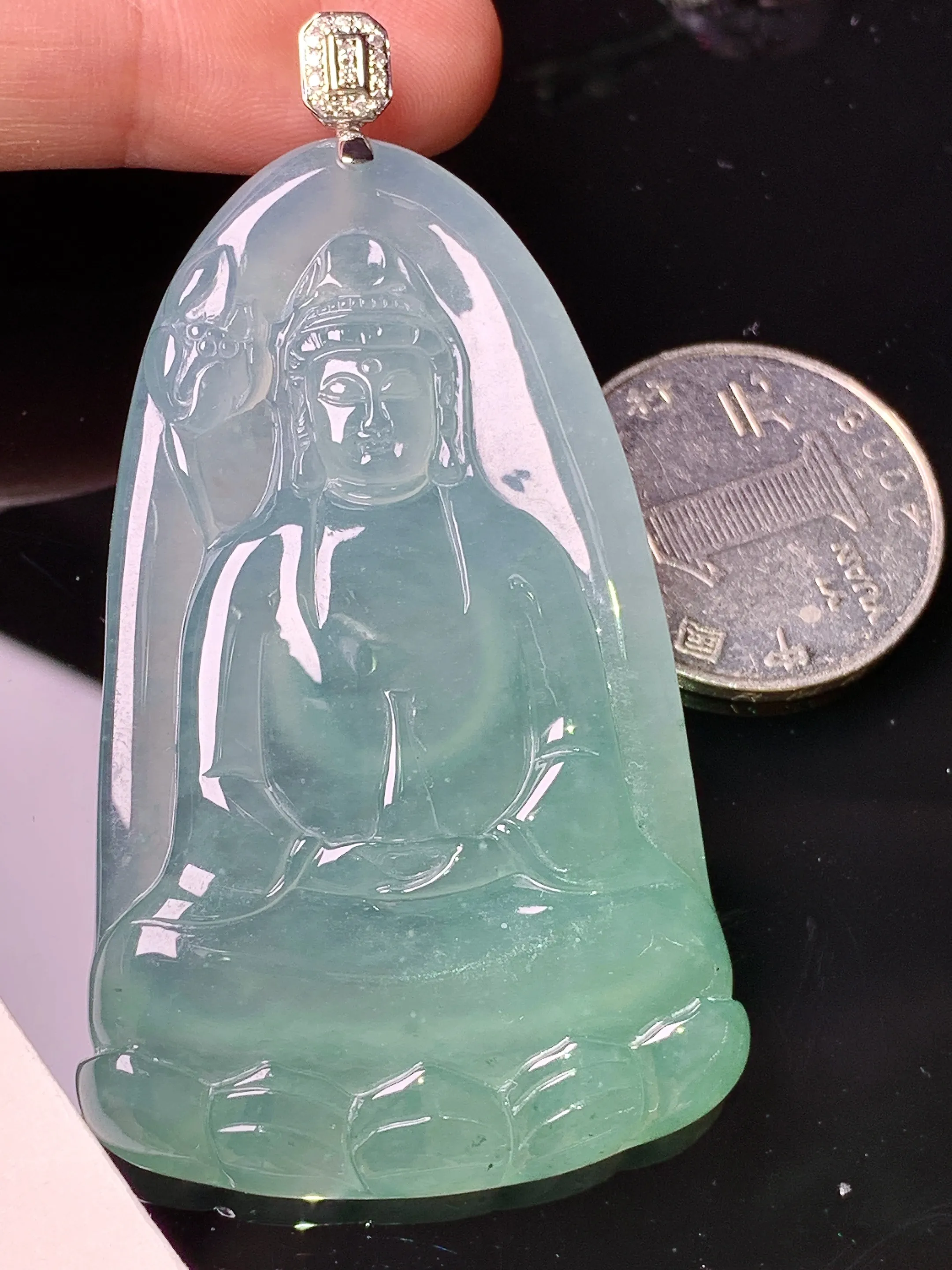 18k金钻镶嵌冰种观音吊坠 玉质细腻 色泽艳丽清新 整体尺寸66.6*37*6