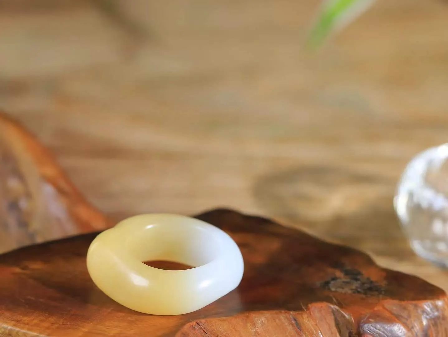 【古韵·扳指】

精品和田玉糖白玉扳指，玉质温润，油润感十足， 整器古韵生辉。优雅高贵。运筹帷