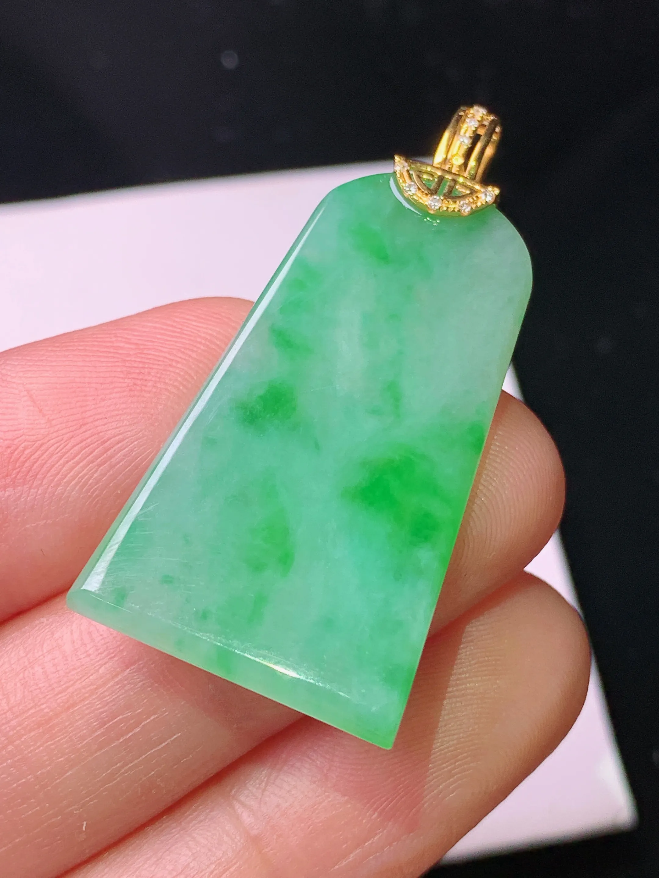 18k金钻镶嵌飘绿无事牌吊坠 玉质细腻 色泽艳丽清新 整体尺寸38.8*19*3.5