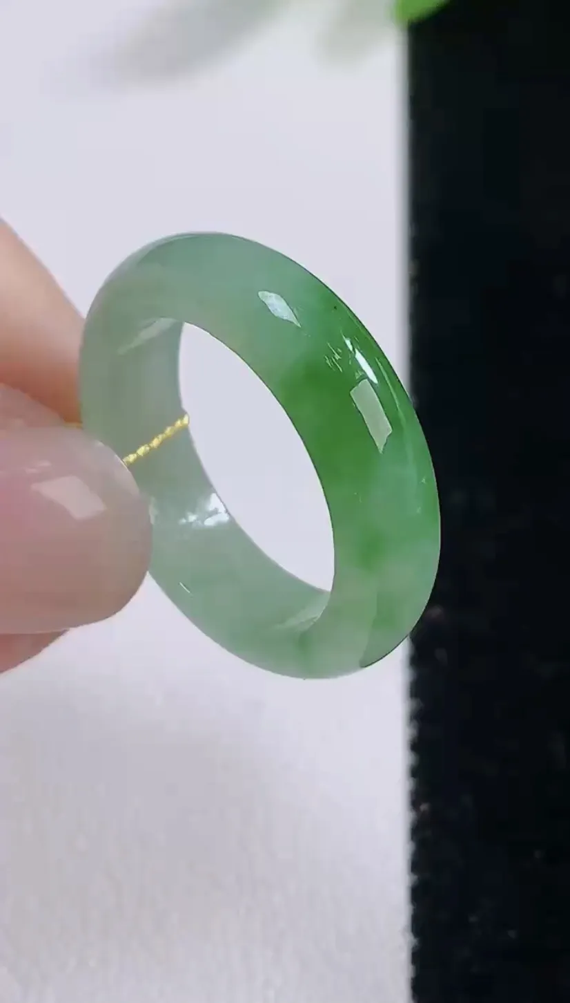 翡翠a货冰种飘绿指环 戒指，尺寸17.8-5.2-2.7，重量:3.43g