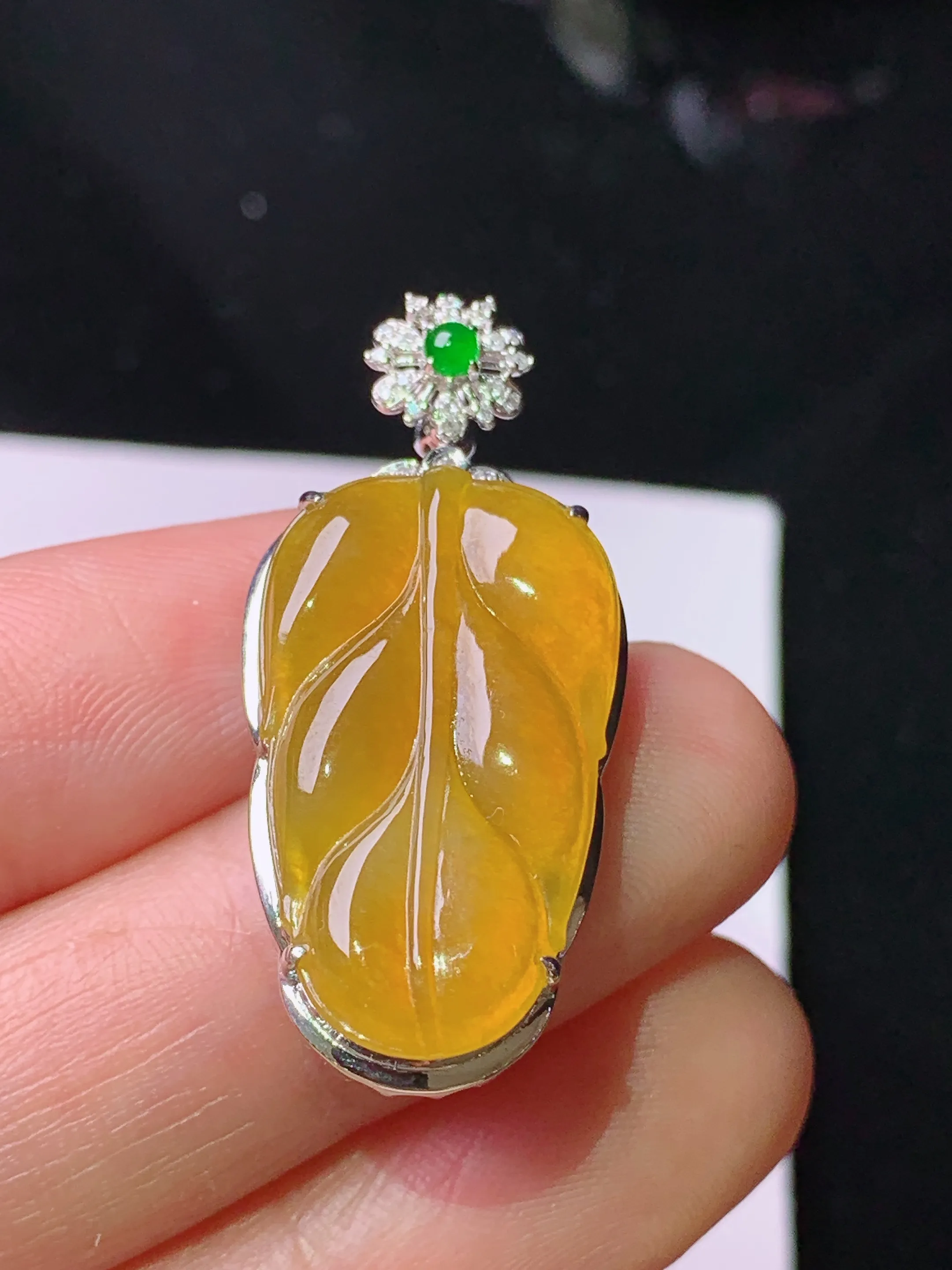 18k金钻镶嵌黄翡树叶吊坠 玉质细腻 色泽艳丽清新 整体尺寸34.5*15.7*7