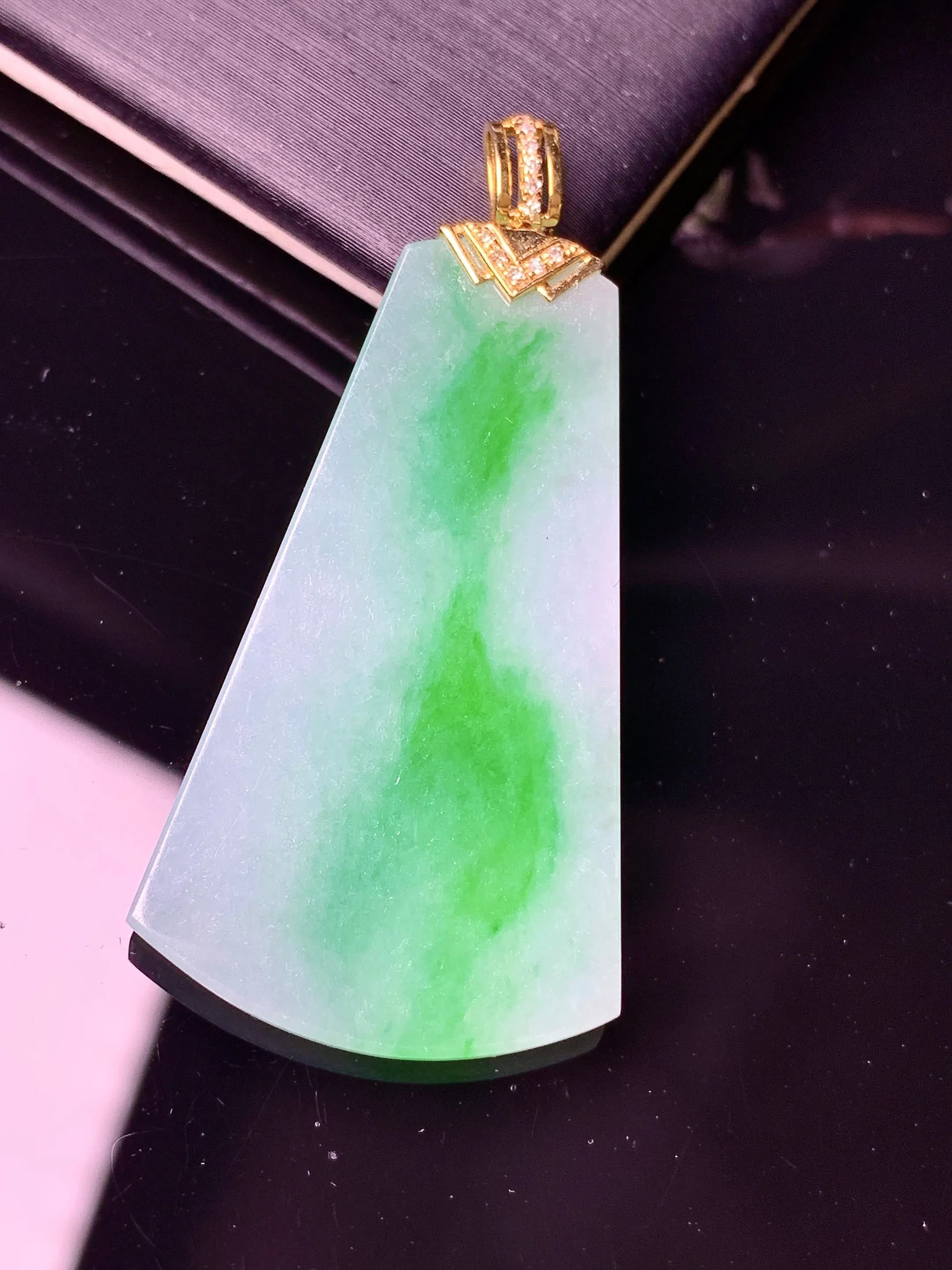 18k金钻镶嵌飘绿无事牌吊坠 玉质细腻 色泽艳丽清新 整体尺寸43.5*21.3*2.8