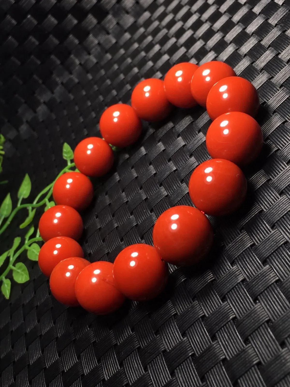 天然川料南红单圈手链  满色满肉柿子红 颜色油润艳丽尺寸:15mm  南红古称南红＂赤玉＂赤玉内敛