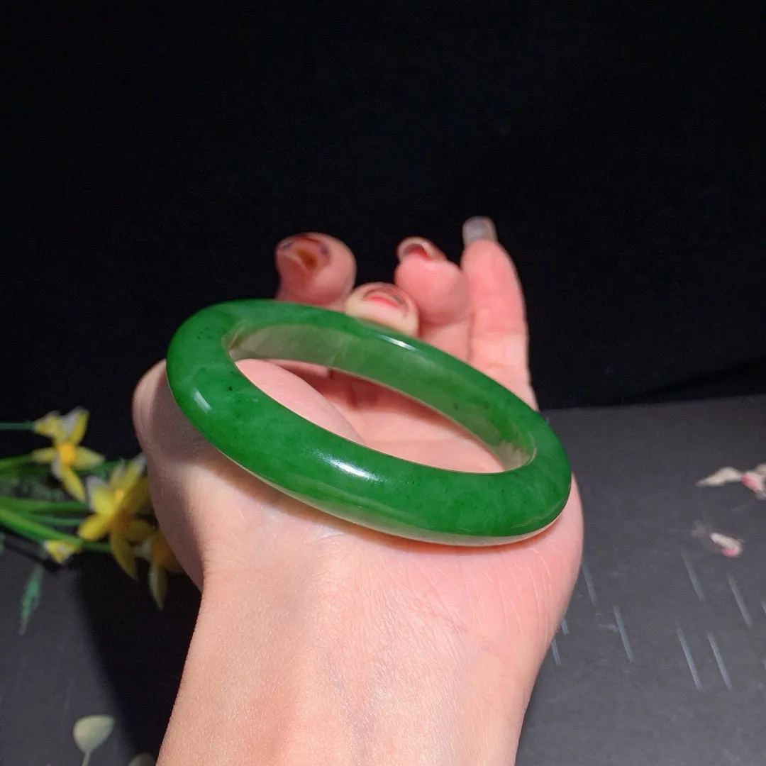和田玉55圈口阳绿色碧玉手镯！玉质细腻油润 底色纯净 无裂无棉 脂粉好，品质高。