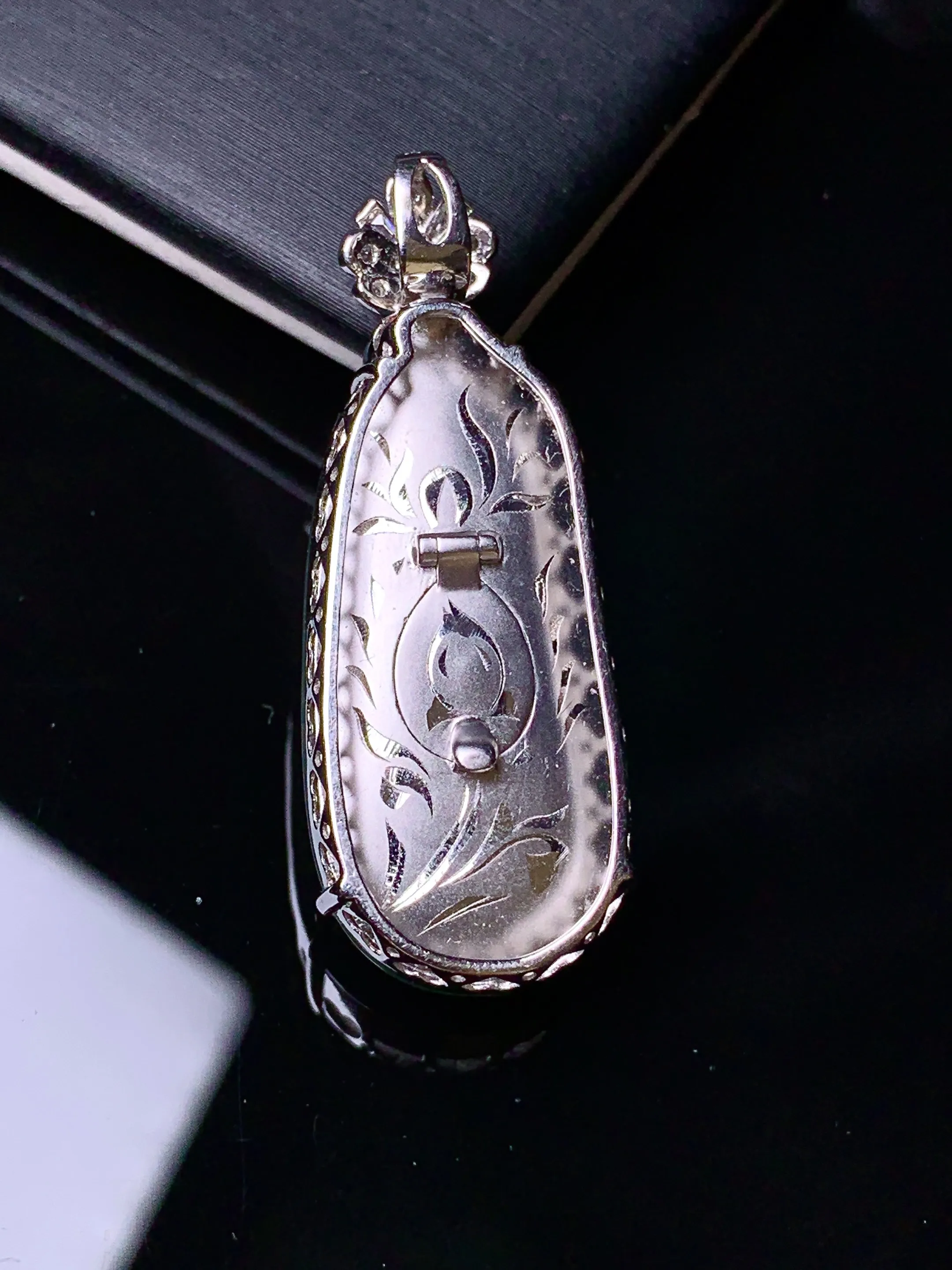 18k金钻镶嵌翠绿福瓜吊坠 玉质细腻 色泽艳丽清新 整体尺寸36.3*13.5*8