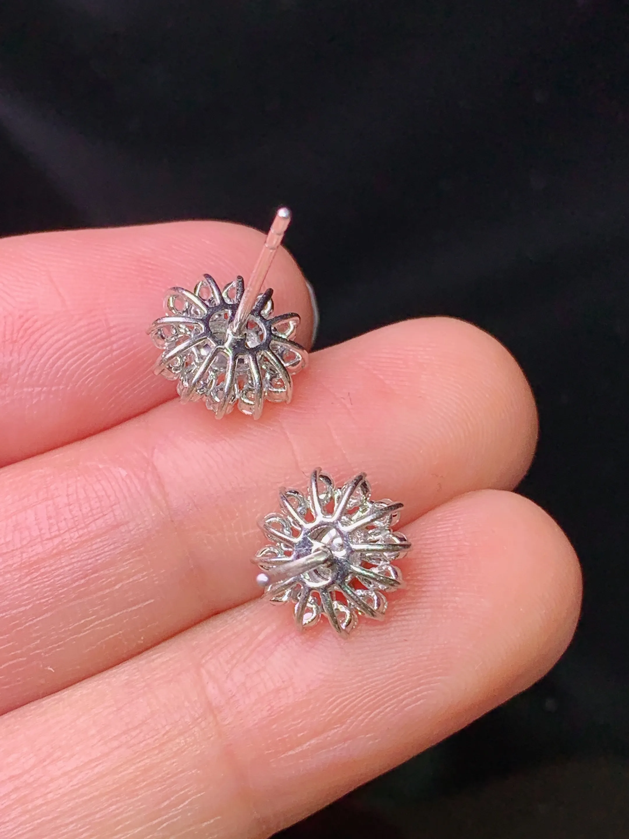 18k金钻镶嵌黄翡蛋面耳钉 玉质细腻 色泽艳丽清新 整体尺寸9.8*9.3*6