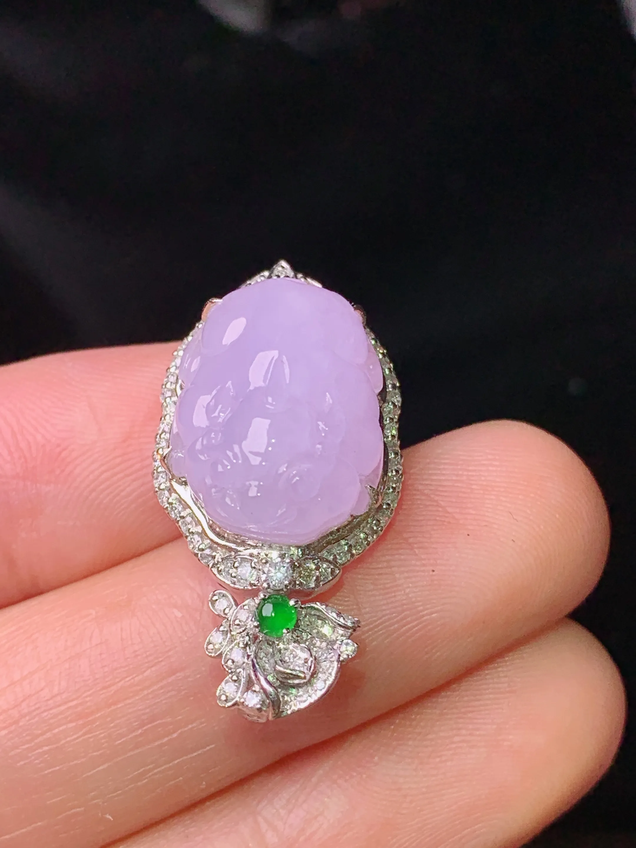 18k金钻镶嵌紫罗兰貔貅吊坠 玉质细腻 色泽艳丽清新 整体尺寸28.2*14.2*10.5