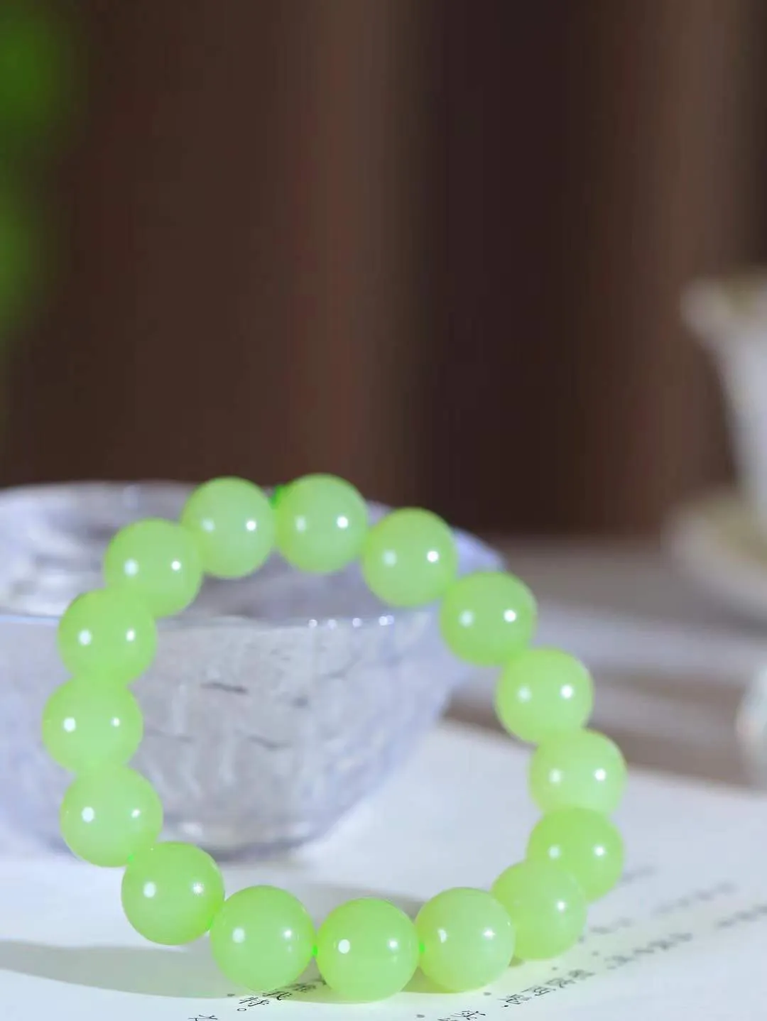 【珠圆玉润.手串】

精品️和田玉翠绿色珠圆玉润手串 玉质温润细腻  整串打磨圆润，佩戴舒适。珠珠落玉盘，间关莺语花底滑，一生美好时光，无论身在何处，都有它相伴相守。事事顺遂，幸福美满，吉祥如意。重42.6克 尺寸取一11.9mm  FDA-221102933