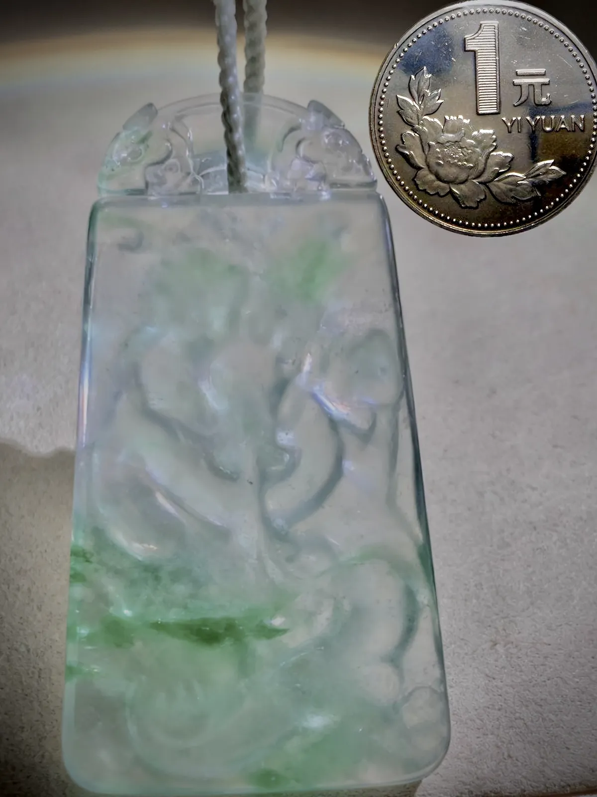 【龙腾四海】，龙牌，
经鼎玉雕艺术作品，
55.5-32.5-7mm，25.35g，