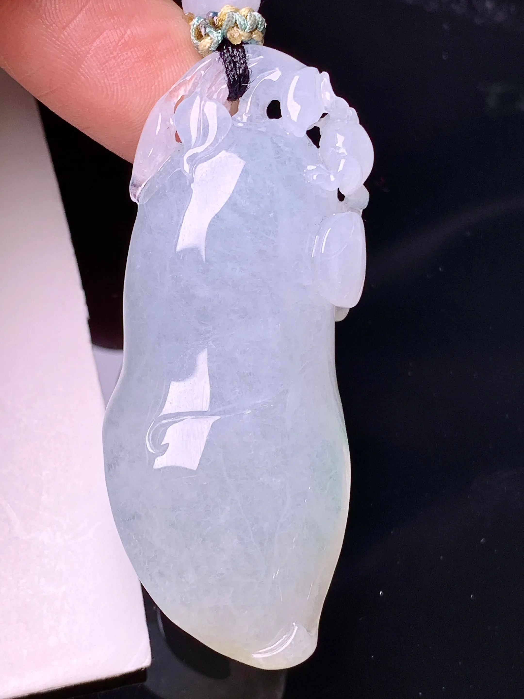 飘绿呱呱来财吊坠 玉质细腻 色泽艳丽清新 整体尺寸51.3*20.6*18.2