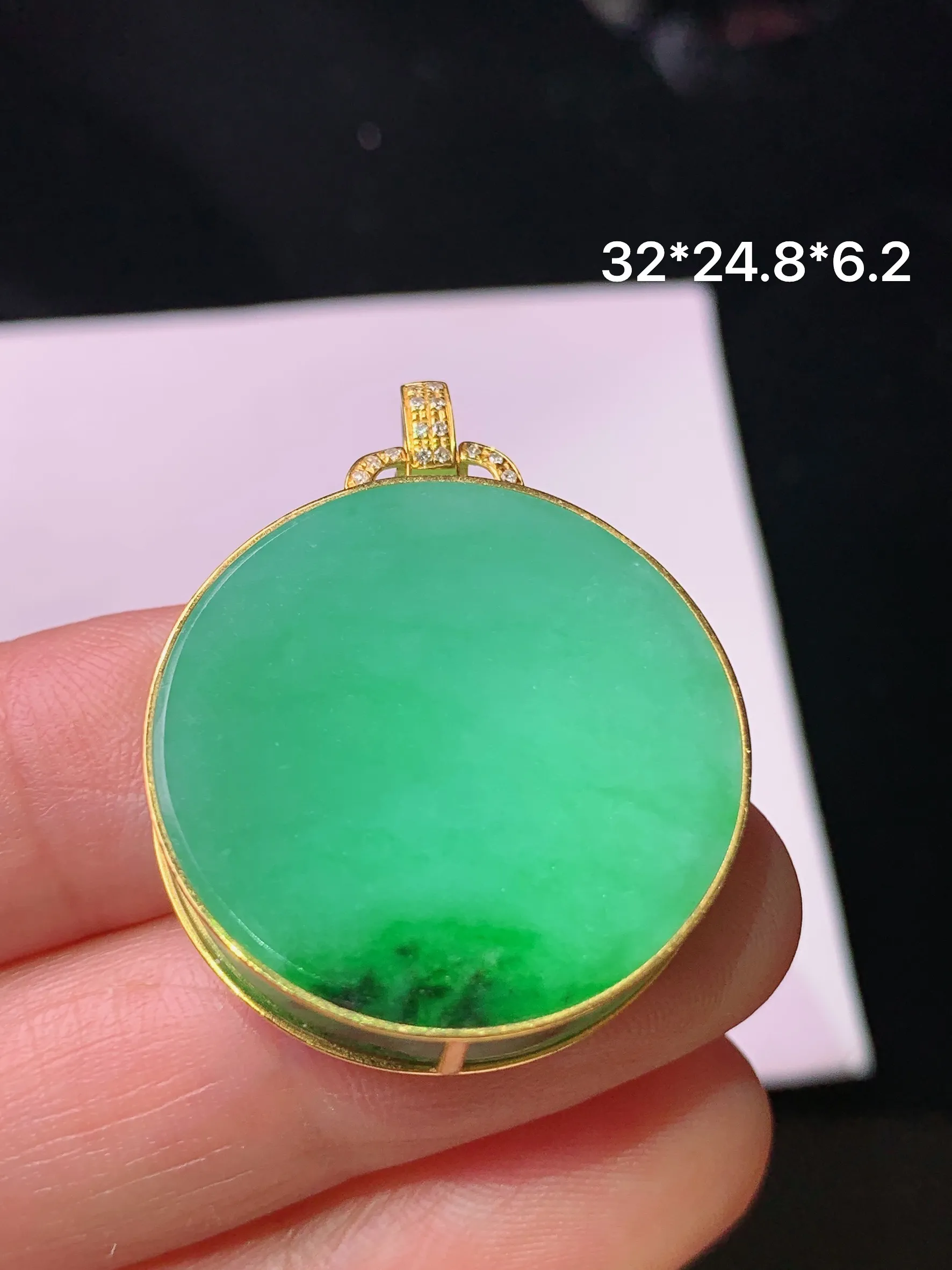 18k金钻镶嵌翠绿圆牌吊坠 玉质细腻 色泽艳丽清新 整体尺寸32*24.8*6.2