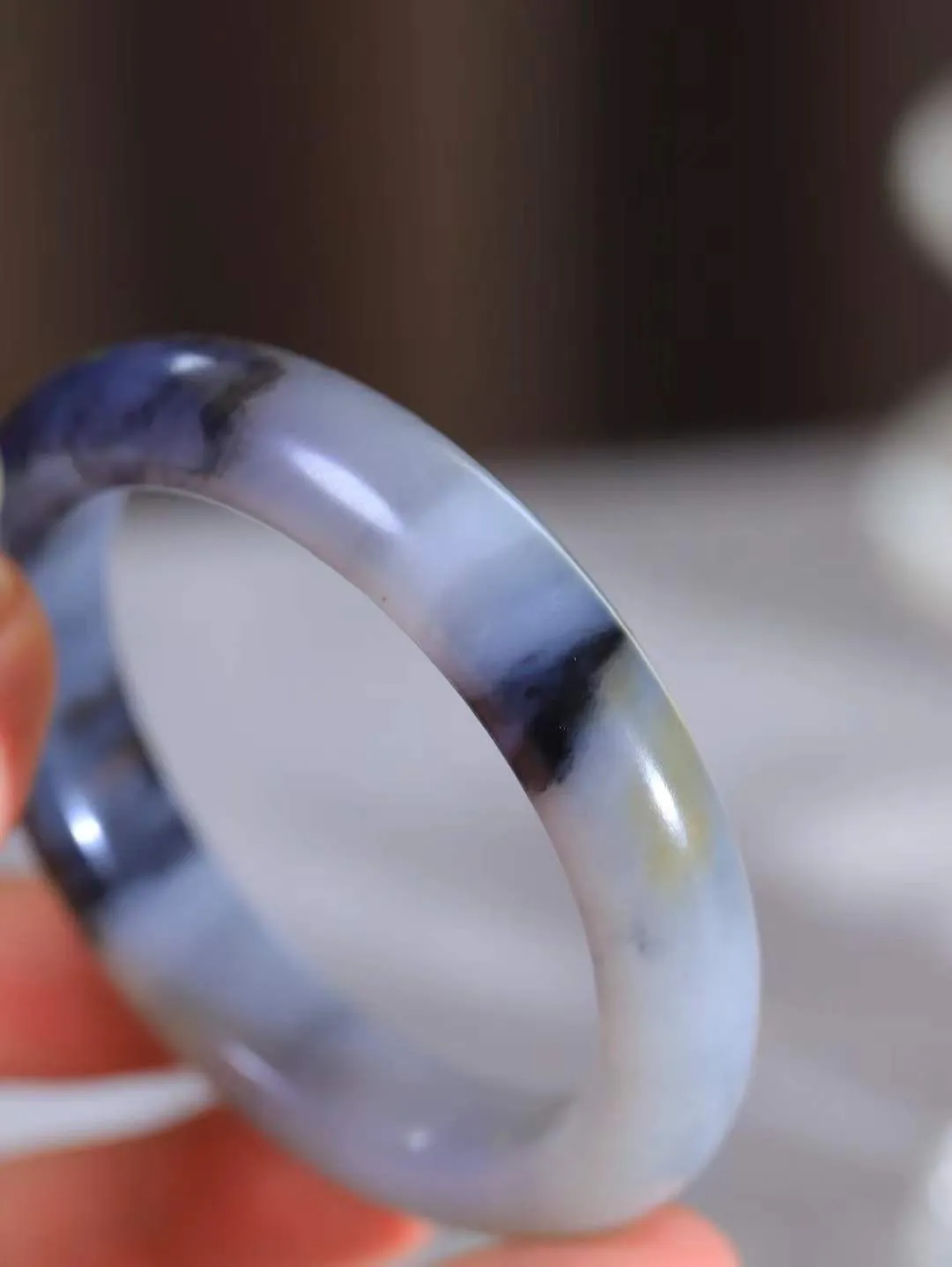 一套（籽.柔情似水.套镯）

收藏级臻品️新疆和田青花籽料套镯，玉质温润细腻，镯型厚重大气，优雅知性，姽婳于幽静兮，又婆娑乎人间，经典款型，古朴典雅。极具灵性，腕间风情，风姿卓越。  共重81.2克  手镯尺寸54.5-12.2-9mm  牌子尺寸47.3-30.2-6.9mm    fDA-281102980