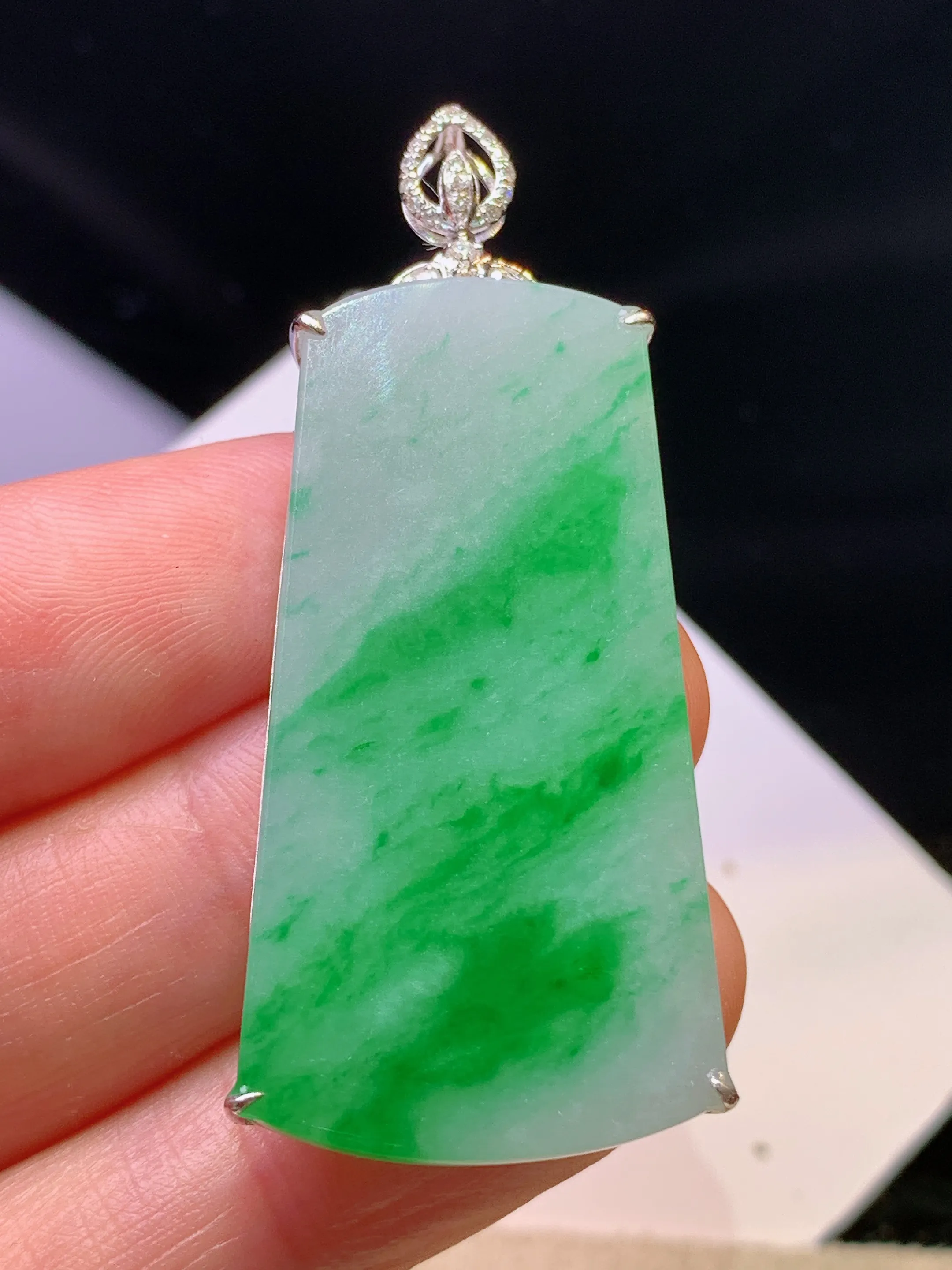 18k金钻镶嵌飘绿无事牌吊坠 玉质细腻 色泽艳丽清新 整体尺寸48.7*21.3*6.2