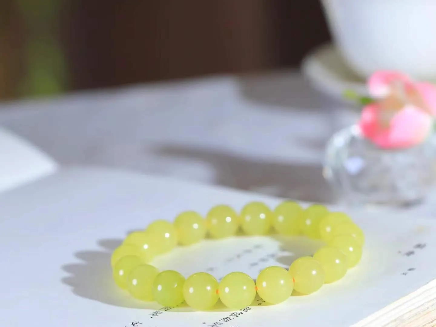 【珠圆玉润.手串】

精品️和田玉黄口珠圆玉润手串 玉质温润细腻  整串打磨圆润，佩戴舒适。珠珠落玉盘，间关莺语花底滑，一生美好时光，无论身在何处，都有它相伴相守。事事顺遂，幸福美满，吉祥如意。重30克 尺寸取一10mm  FDA-221102933