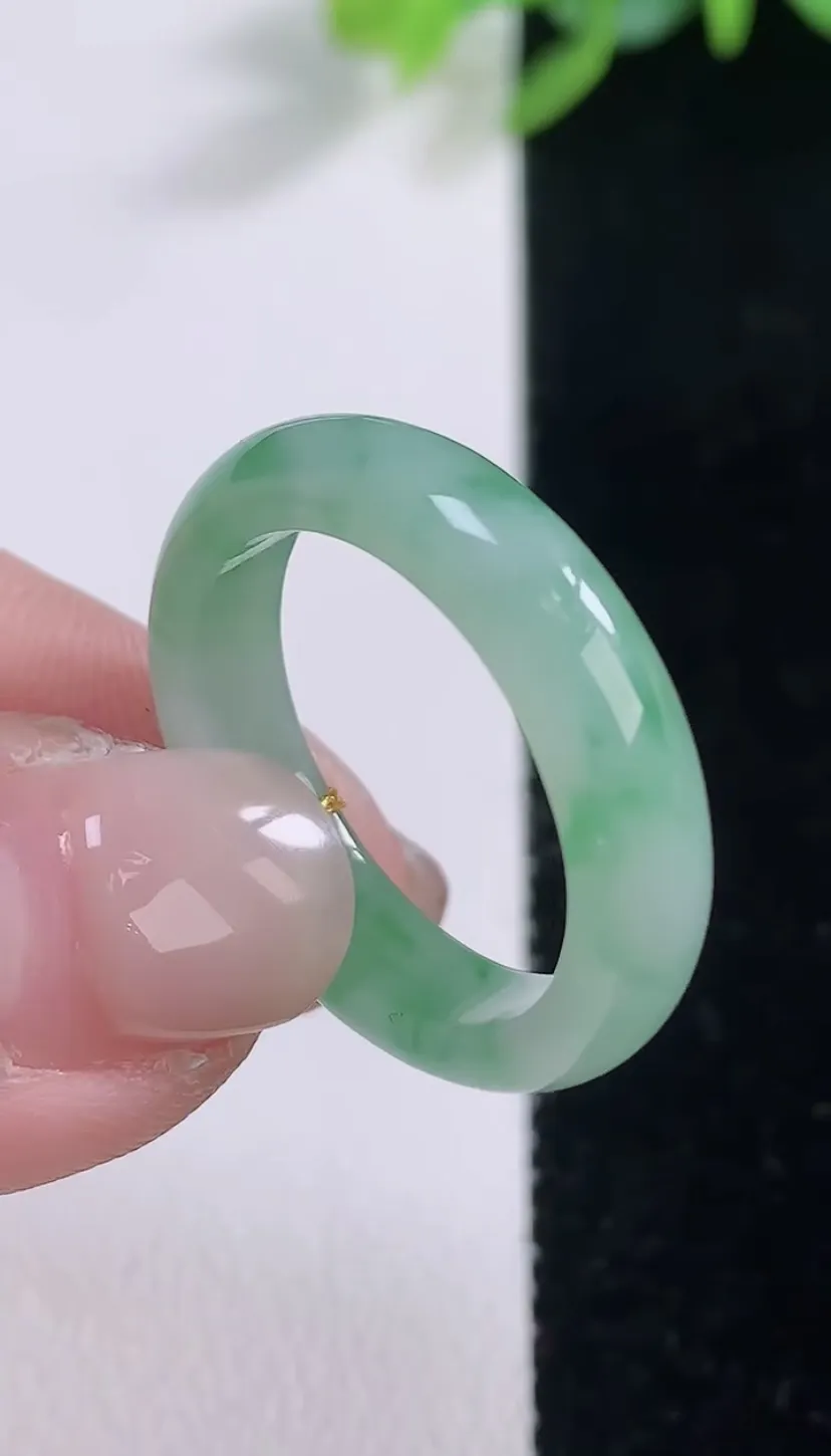 翡翠a货冰种飘绿指环 戒指，尺寸19.6-5-2.7，重量:3.81g