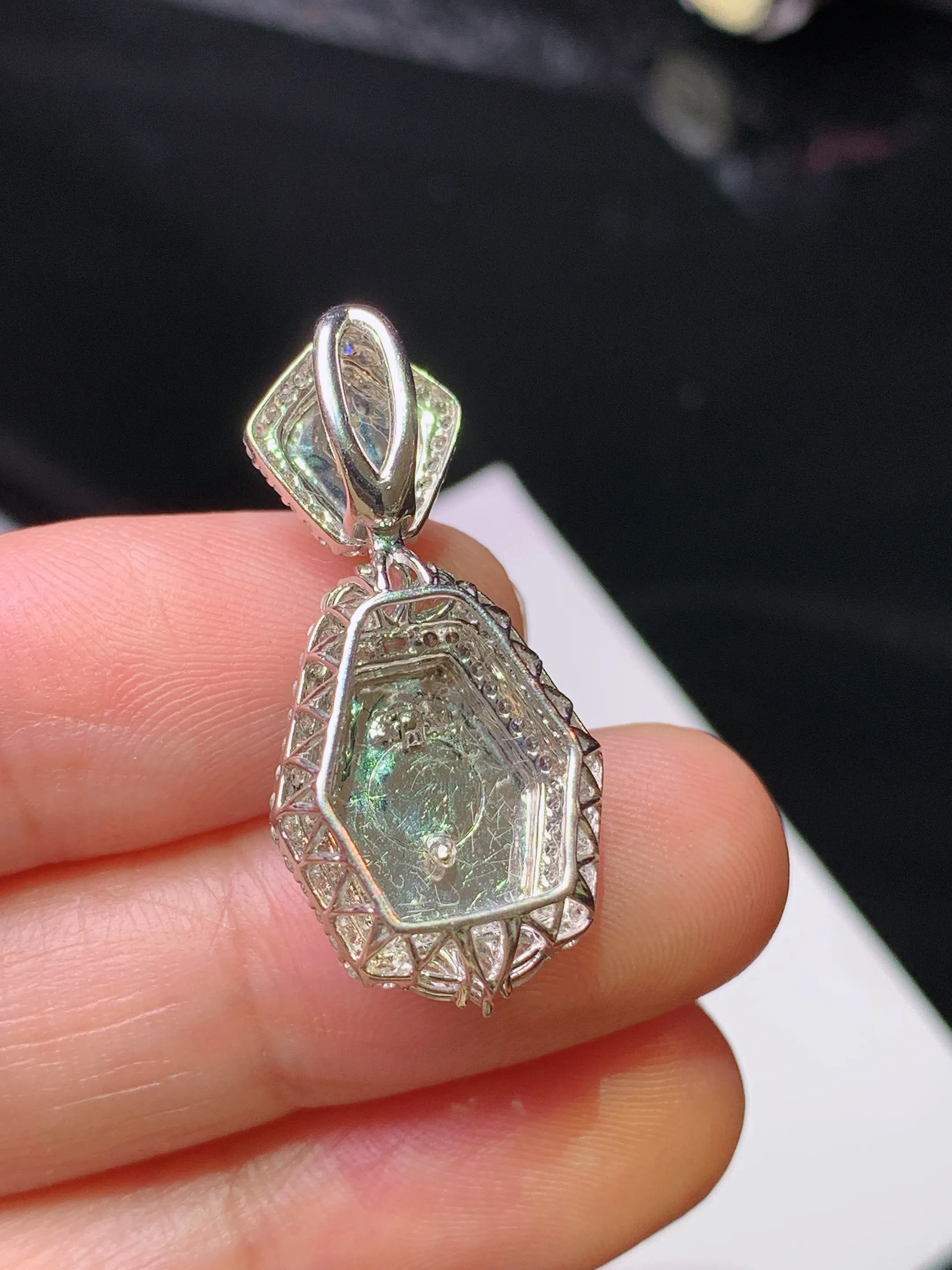 18k金钻镶嵌满绿随形吊坠 玉质细腻 色泽艳丽清新 整体尺寸30*13.8*9