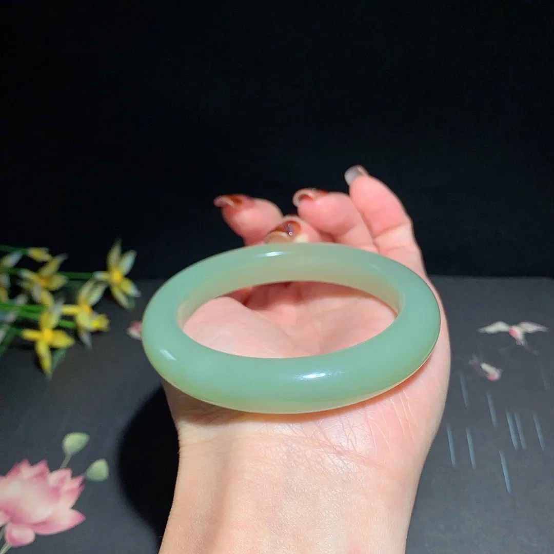 和田玉55.5圈晴水色手镯！清水色！玉质细腻油润 底色纯净  无裂无杂 脂粉好，品质高。