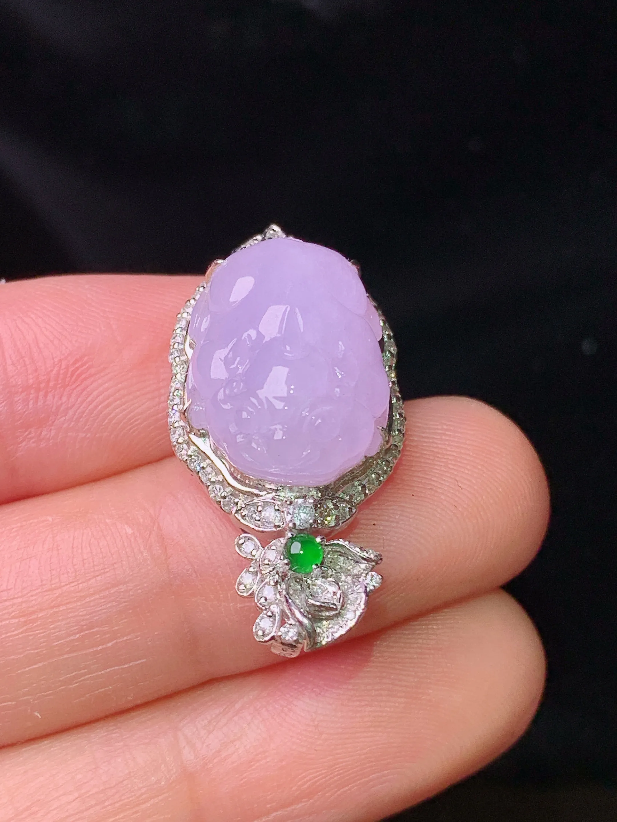 18k金钻镶嵌紫罗兰貔貅吊坠 玉质细腻 色泽艳丽清新 整体尺寸28.2*14.2*10.5