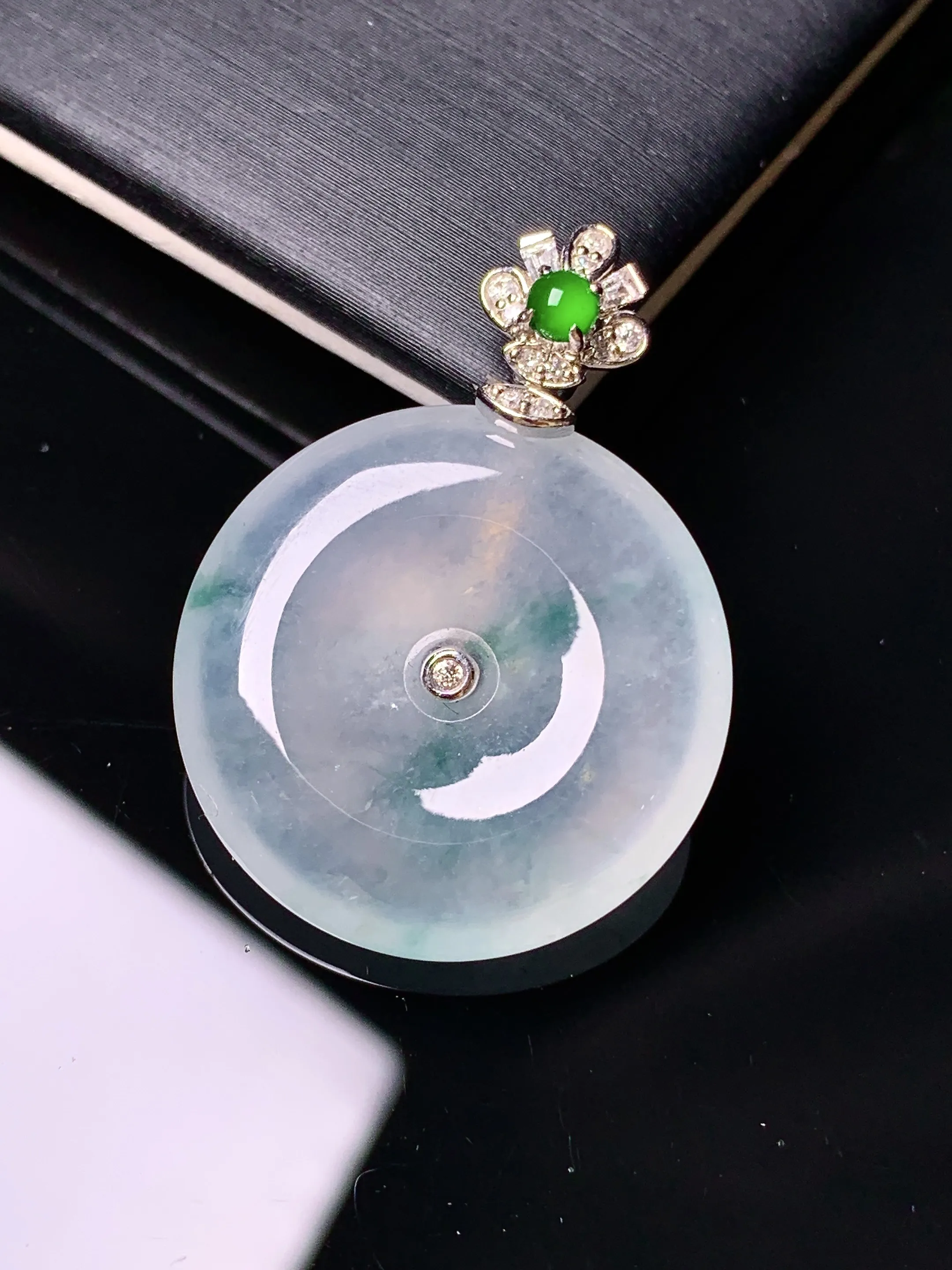 18k金钻镶嵌冰种平安扣吊坠 玉质细腻 色泽艳丽清新 整体尺寸31.5*23*5.8