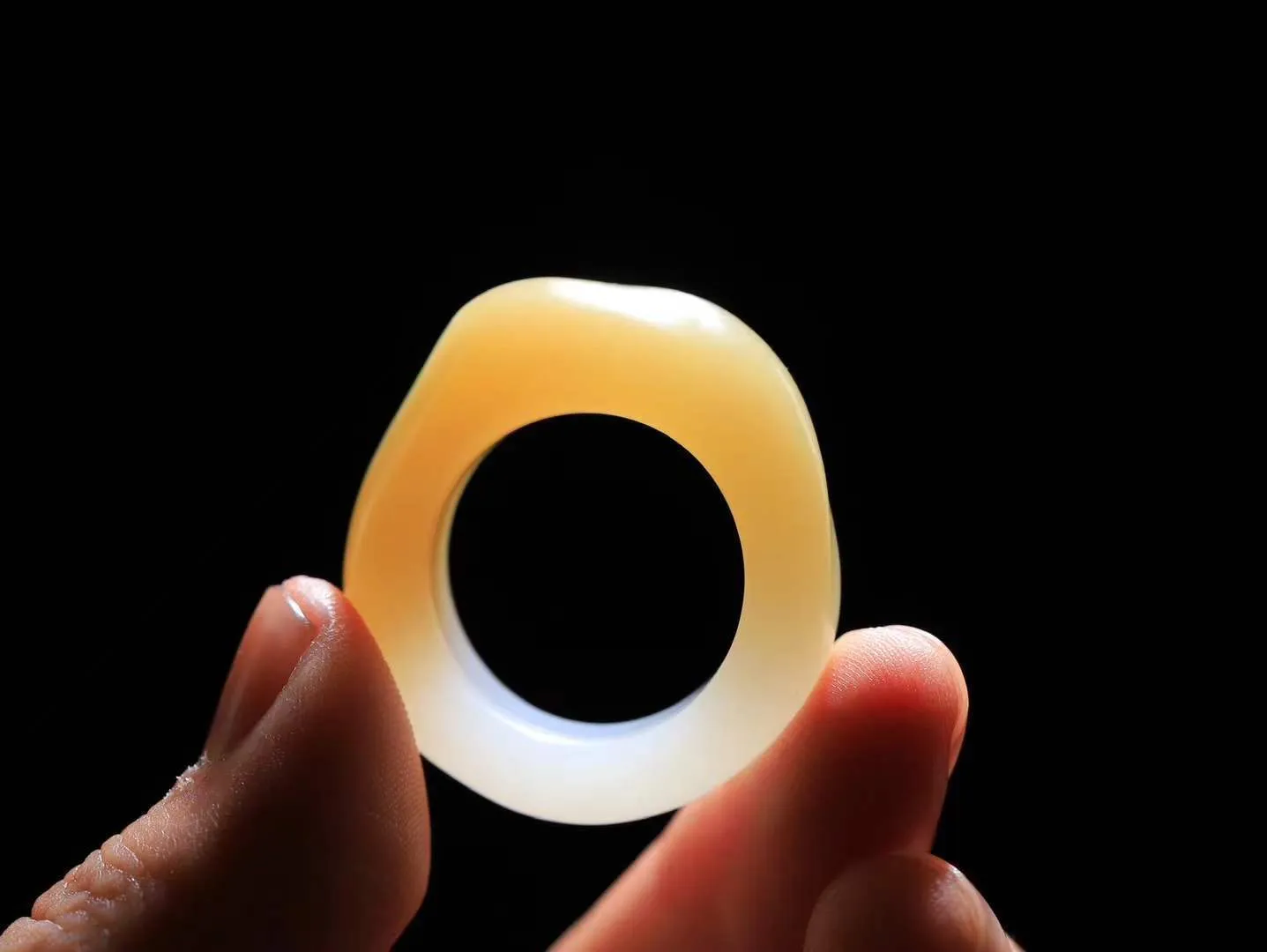 【古韵·扳指】

精品和田玉糖白玉扳指，玉质温润，油润感十足， 整器古韵生辉。优雅高贵。运筹帷幄于掌中，决胜于千里之外。重14.2克 内径圈口20mm 尺寸35-33-12.5mm   FDA-361102942