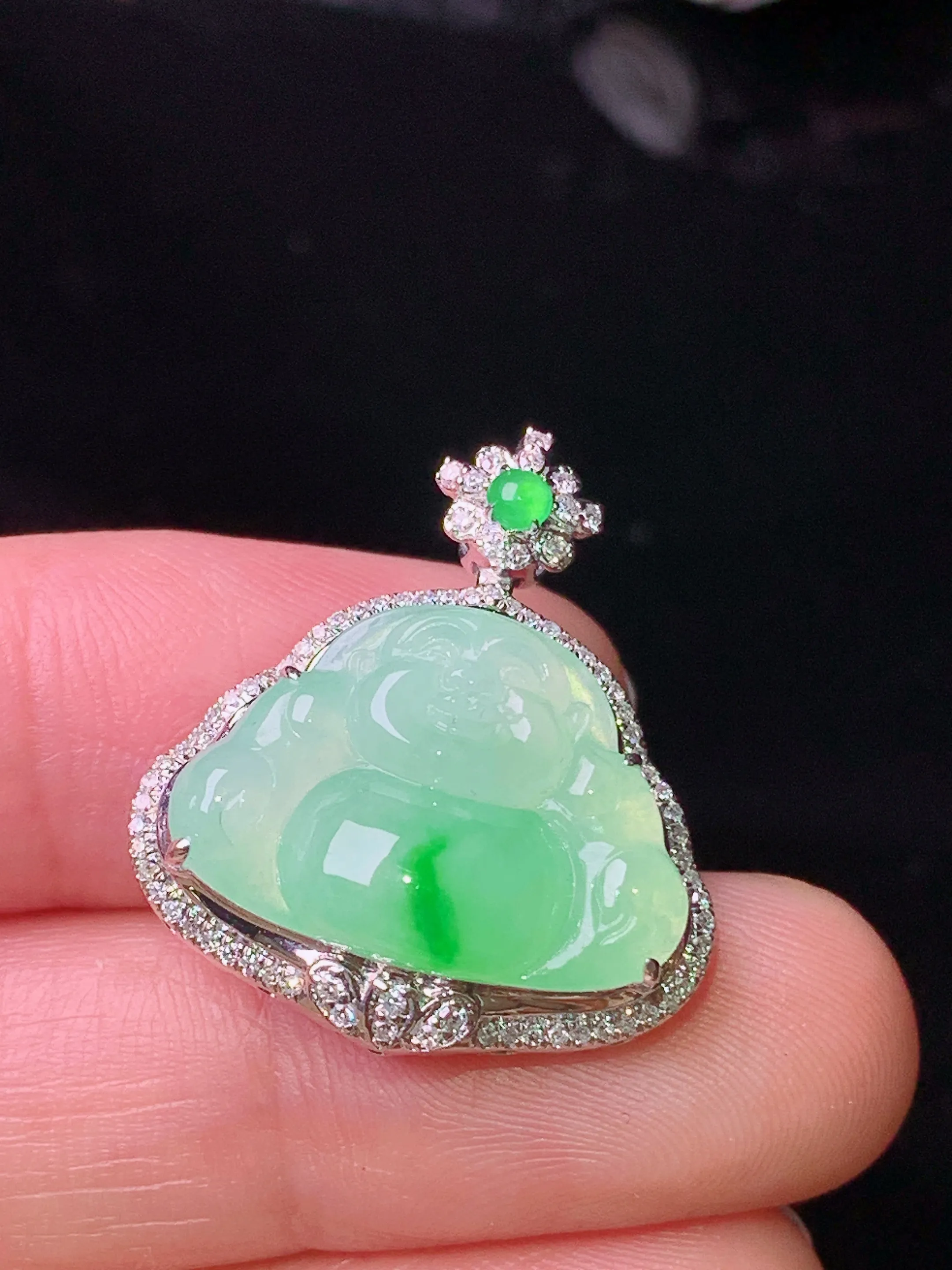 18k金钻镶嵌飘绿佛公吊坠 玉质细腻 色泽艳丽清新 整体尺寸24*21.6*9