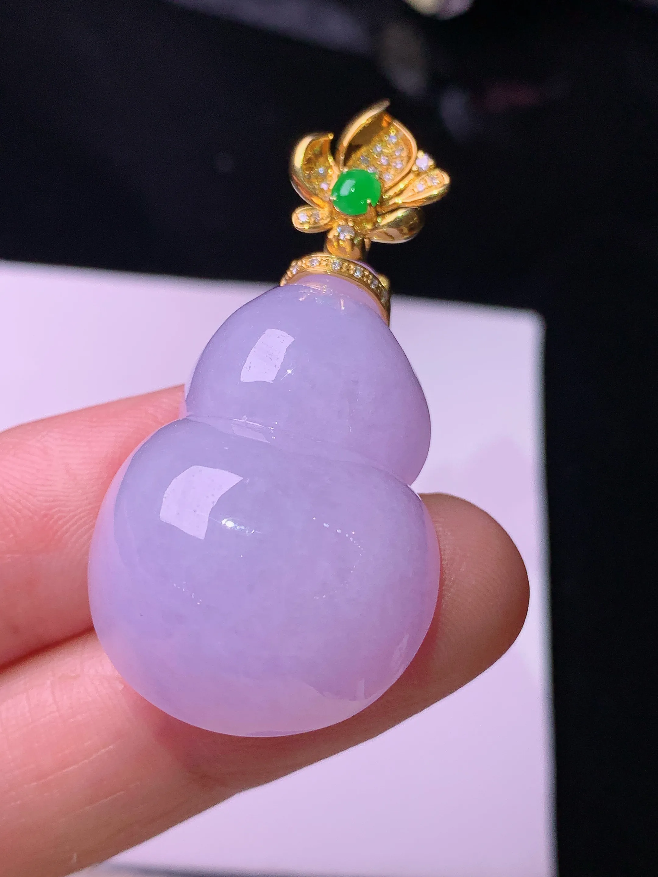 18k金钻镶嵌紫罗兰葫芦吊坠 玉质细腻 色泽艳丽清新 整体尺寸43*21.6*13.8