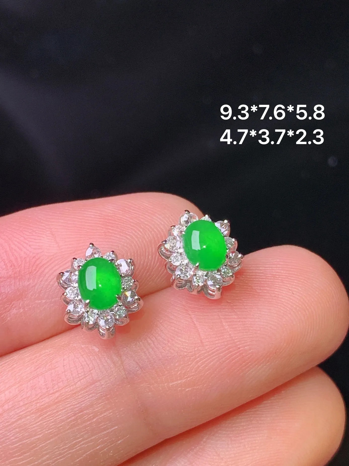 18k金钻镶嵌满绿蛋面耳钉 玉质细腻 色泽艳丽清新 整体尺寸9.3*7.6*5.8