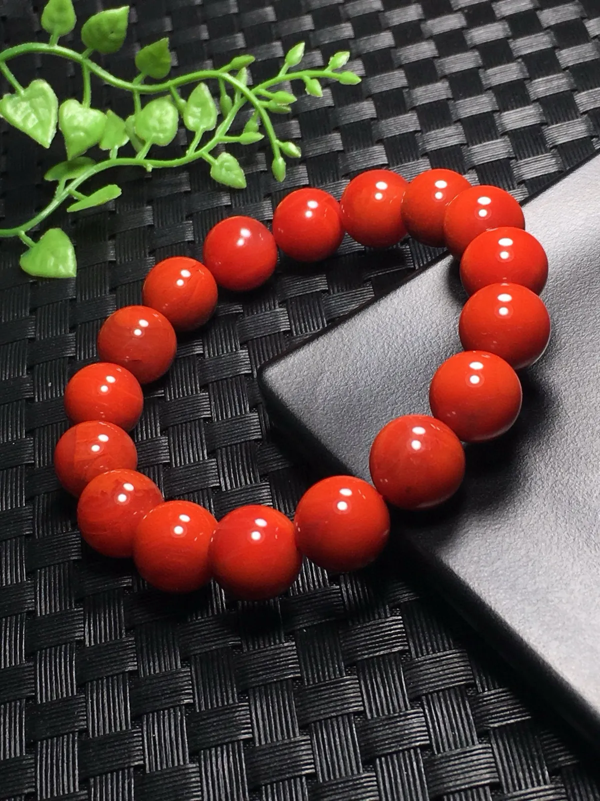 天然川料南红单圈手链 满色满肉 颜色油润细腻尺寸:11.5mm 南红古称南红＂赤玉＂赤玉内敛端庄