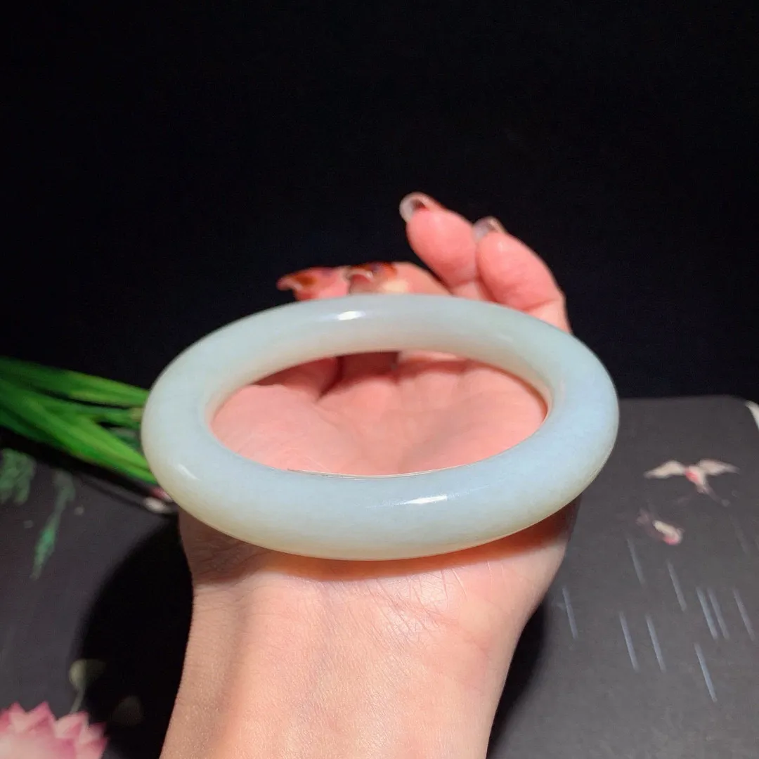 和田玉63.2圈口青白色肥圆条手镯！玉质细腻油润 底色纯净 无裂无杂 脂粉好，品质好