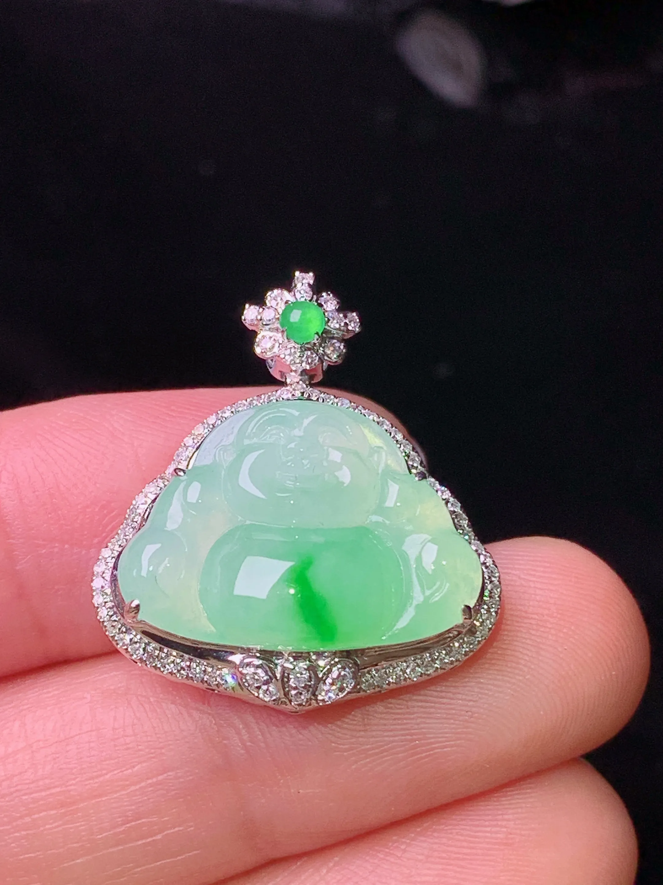 18k金钻镶嵌飘绿佛公吊坠 玉质细腻 色泽艳丽清新 整体尺寸24*21.6*9