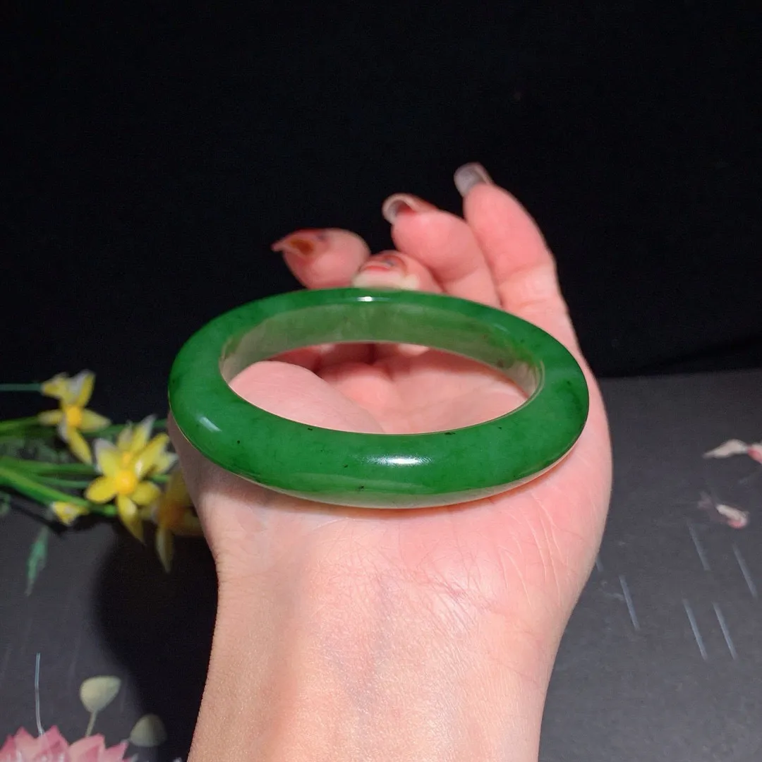 和田玉55圈口阳绿色碧玉手镯！玉质细腻油润 底色纯净 无裂无棉 脂粉好，品质高。