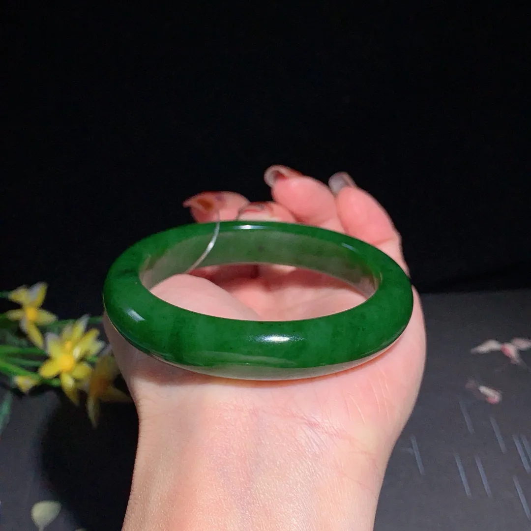 和田玉55.5圈口阳绿色碧玉手镯！玉质细腻油润 底色纯净 无裂无棉 脂粉好，品质高