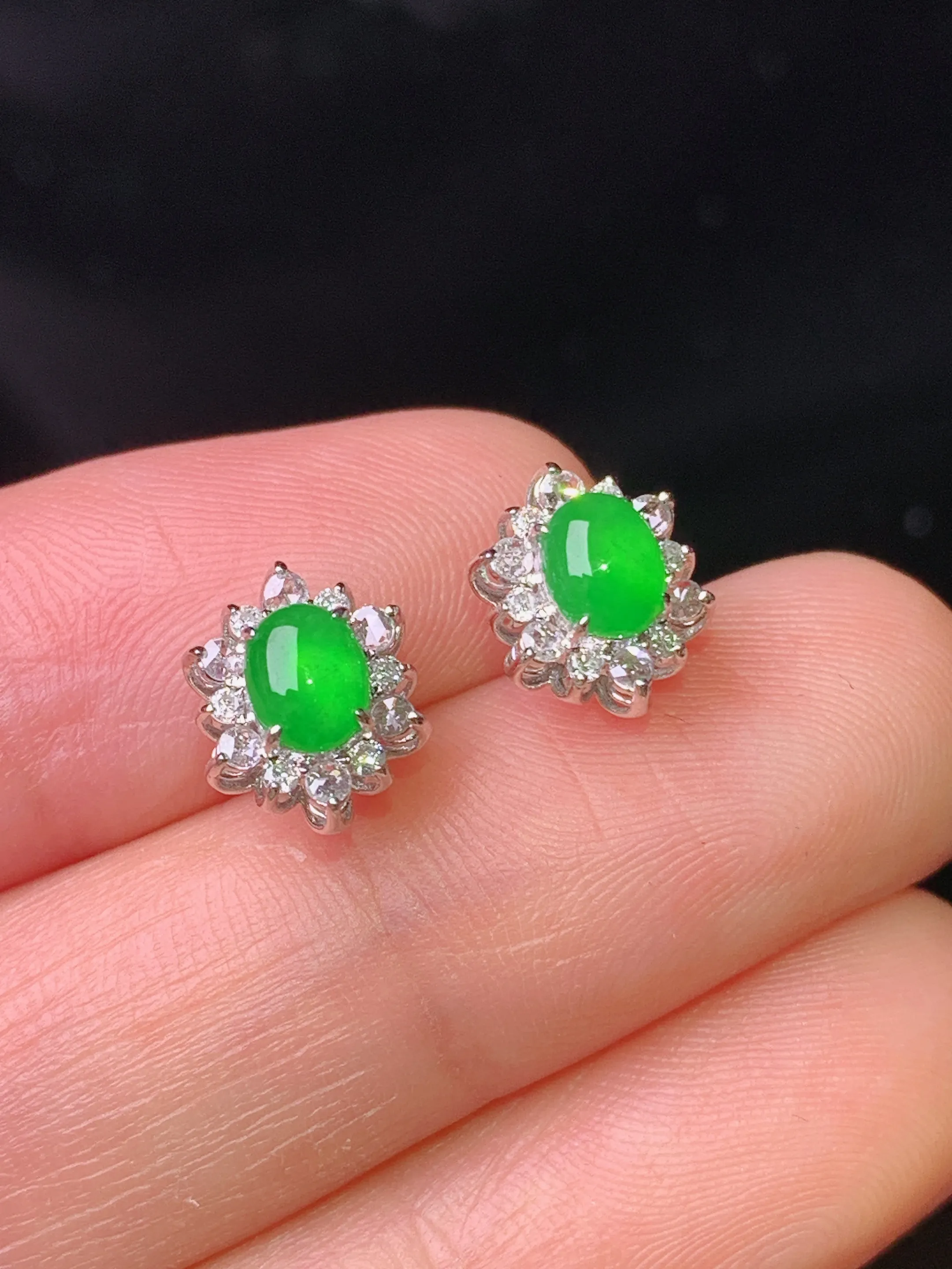 18k金钻镶嵌满绿蛋面耳钉 玉质细腻 色泽艳丽清新 整体尺寸9.3*7.6*5.8