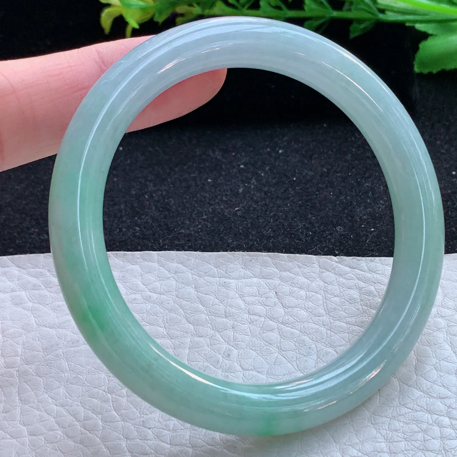 n自然光55*8.4叮当镯 缅甸翡翠a货玉手镯飘绿圆条玉手环 美人镯