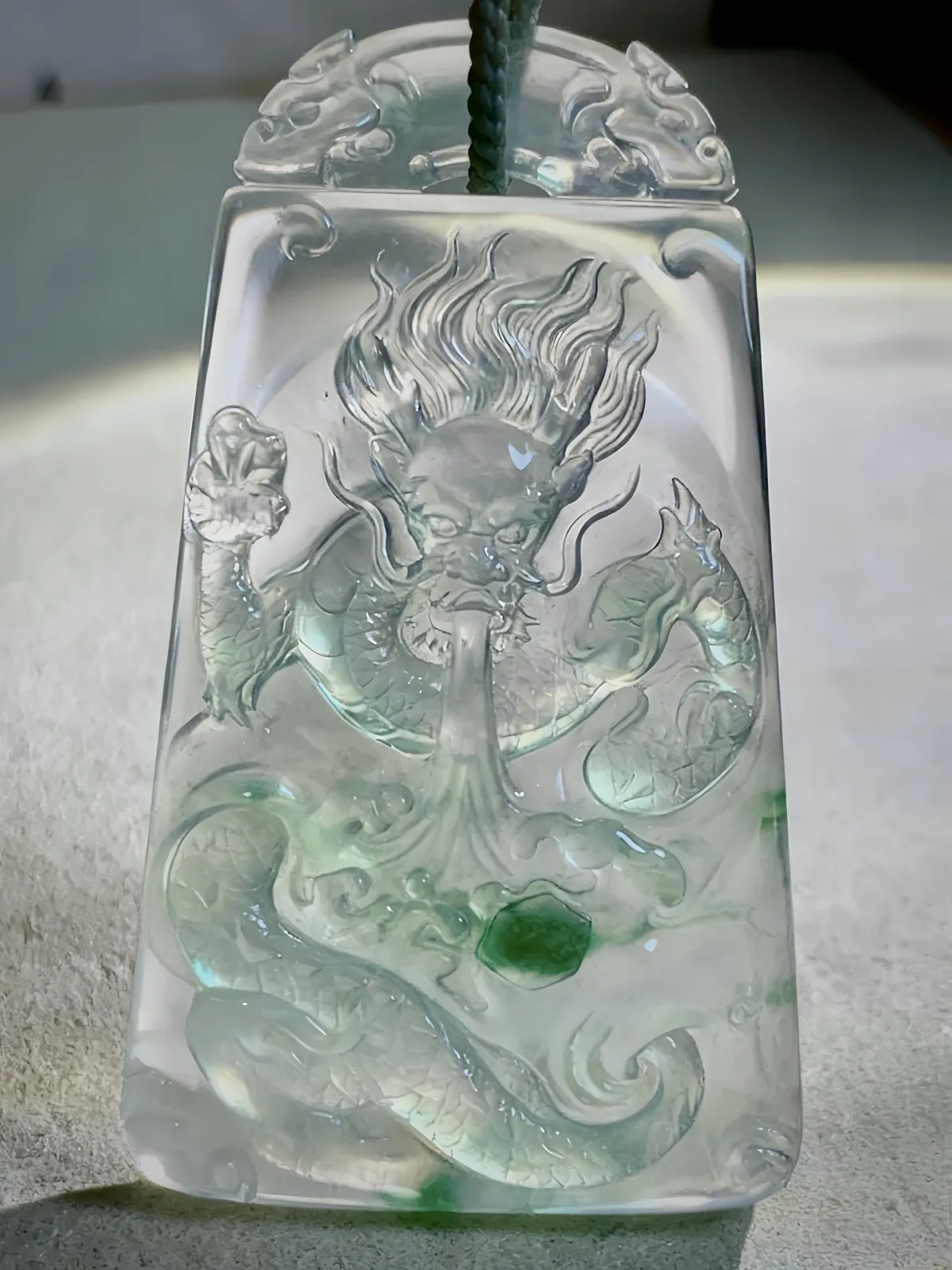 【龙腾四海】，龙牌，
经鼎玉雕艺术作品，
55.5-32.5-7mm，25.35g，