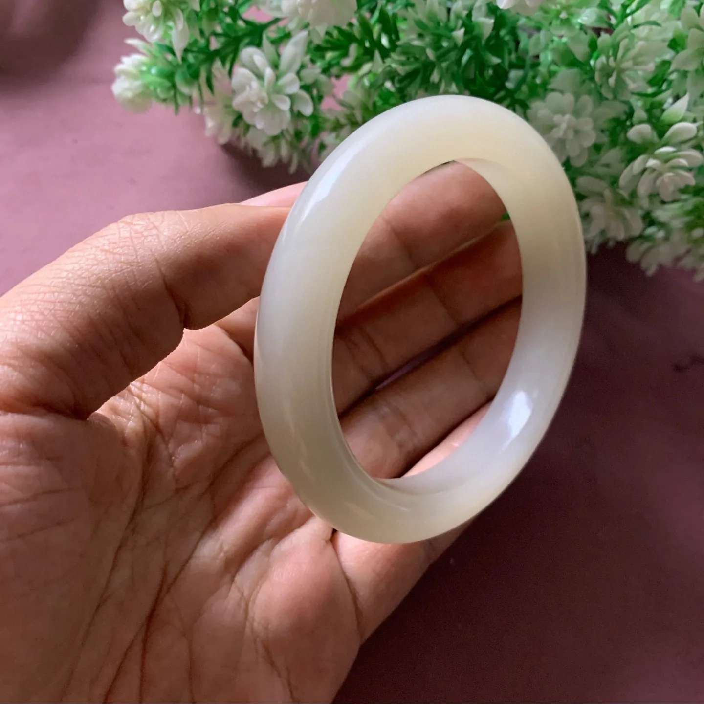 和田玉60圈口藕粉色宽条手镯，玉质细腻油润 底色纯净  无裂无杂 脂粉好，品质高