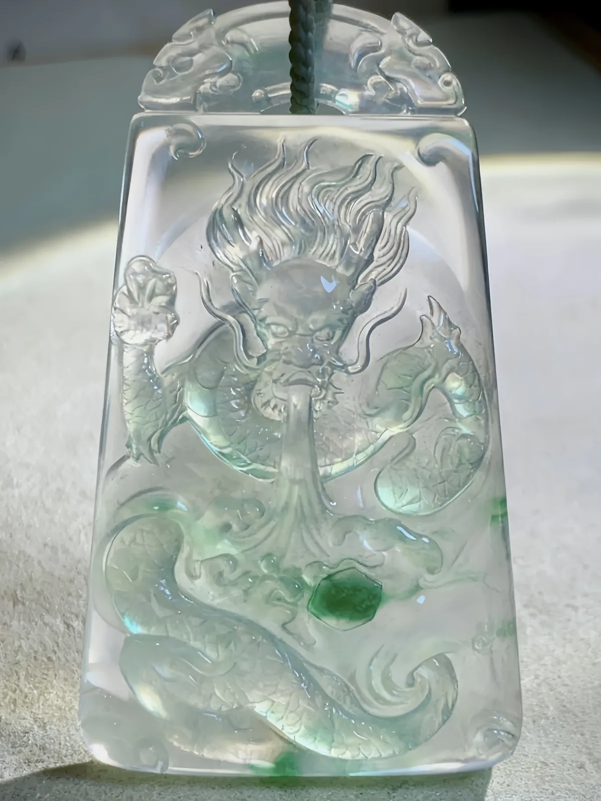 【龙腾四海】，龙牌，
经鼎玉雕艺术作品，
55.5-32.5-7mm，25.35g，