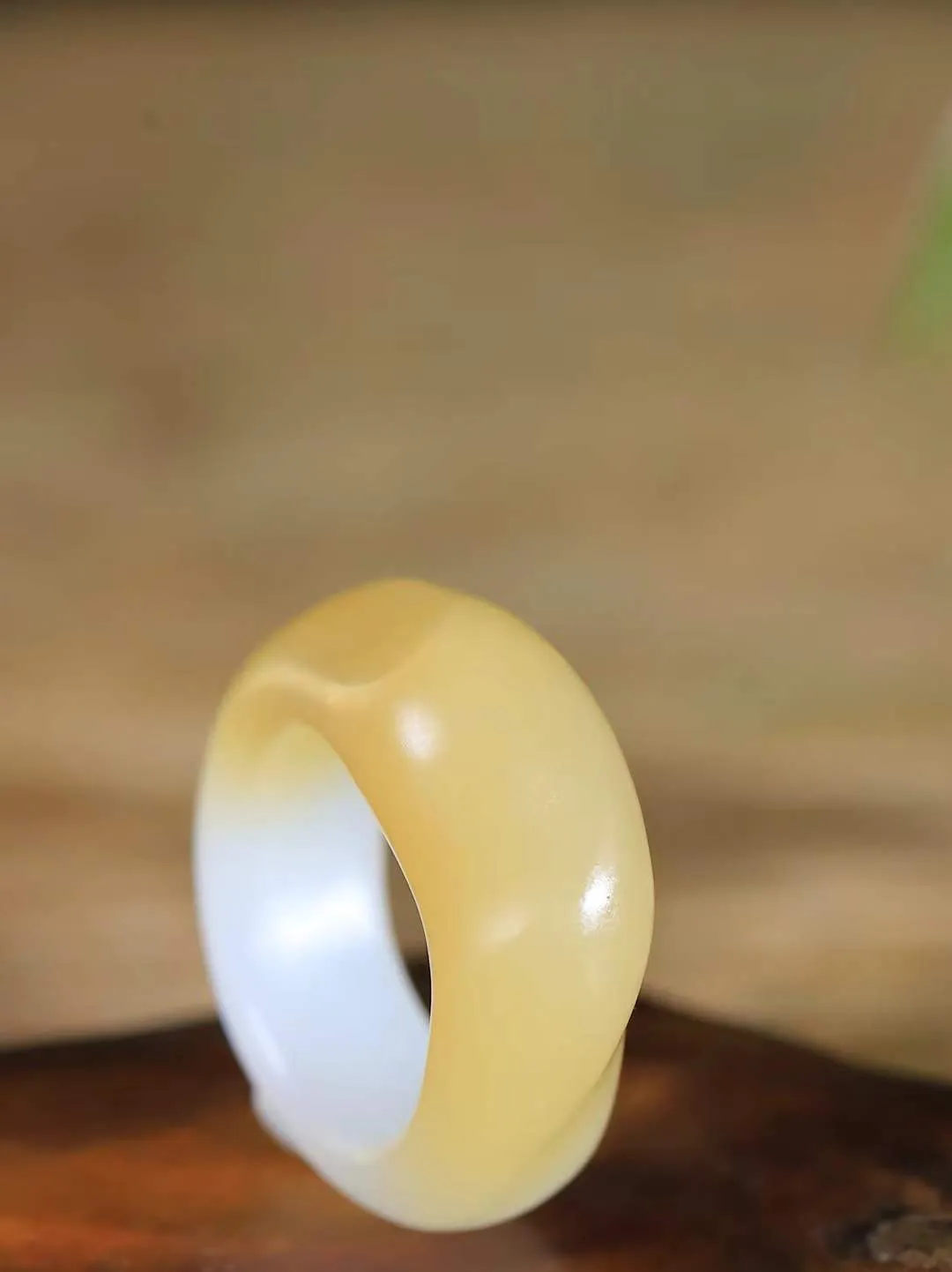 【古韵·扳指】

精品和田玉糖白玉扳指，玉质温润，油润感十足， 整器古韵生辉。优雅高贵。运筹帷幄于掌中，决胜于千里之外。重14.2克 内径圈口20mm 尺寸35-33-12.5mm   FDA-361102942