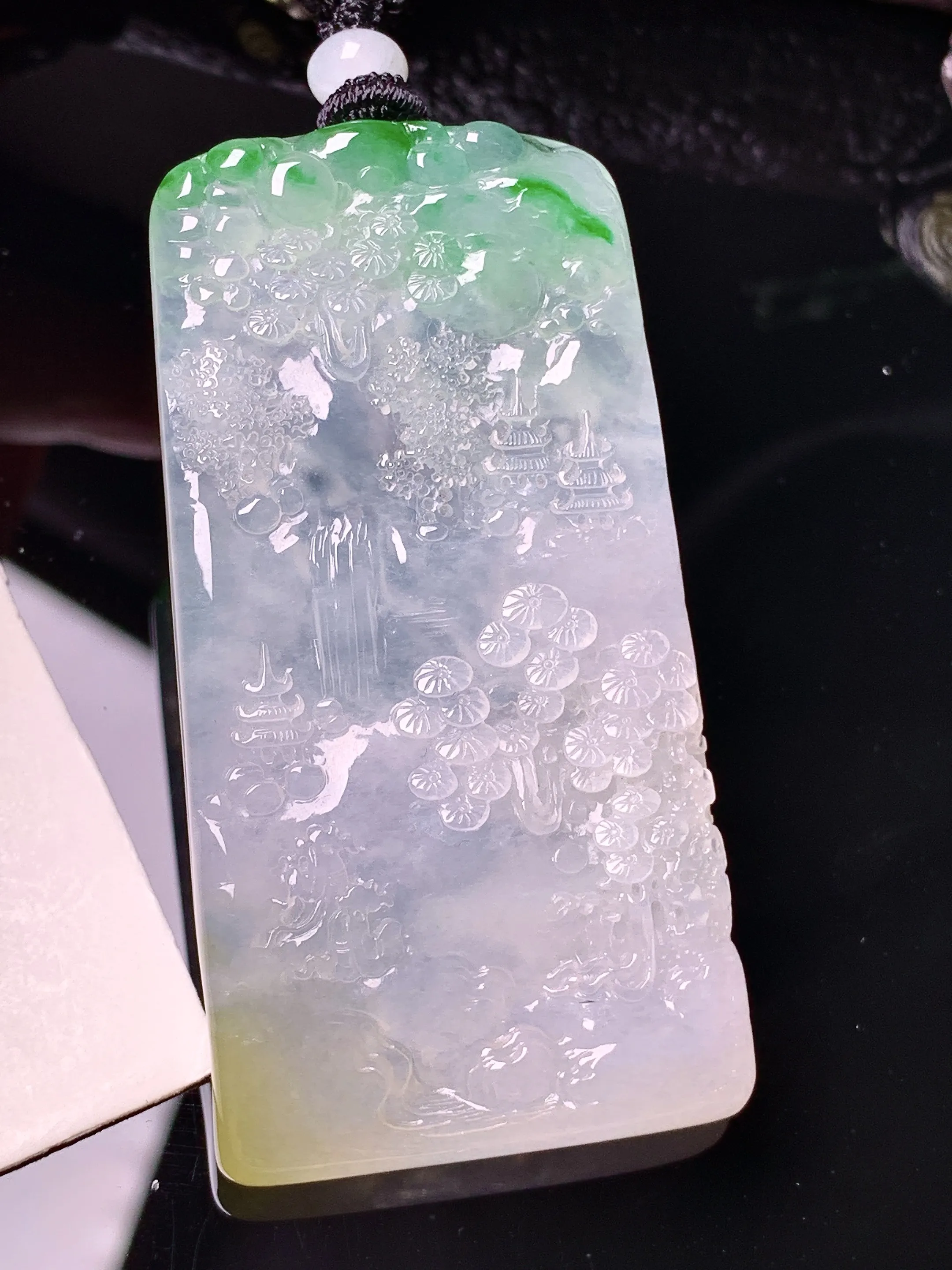 18k金钻镶嵌飘黄绿山水牌吊坠 玉质细腻 色泽艳丽清新 整体尺寸59*31*6.3